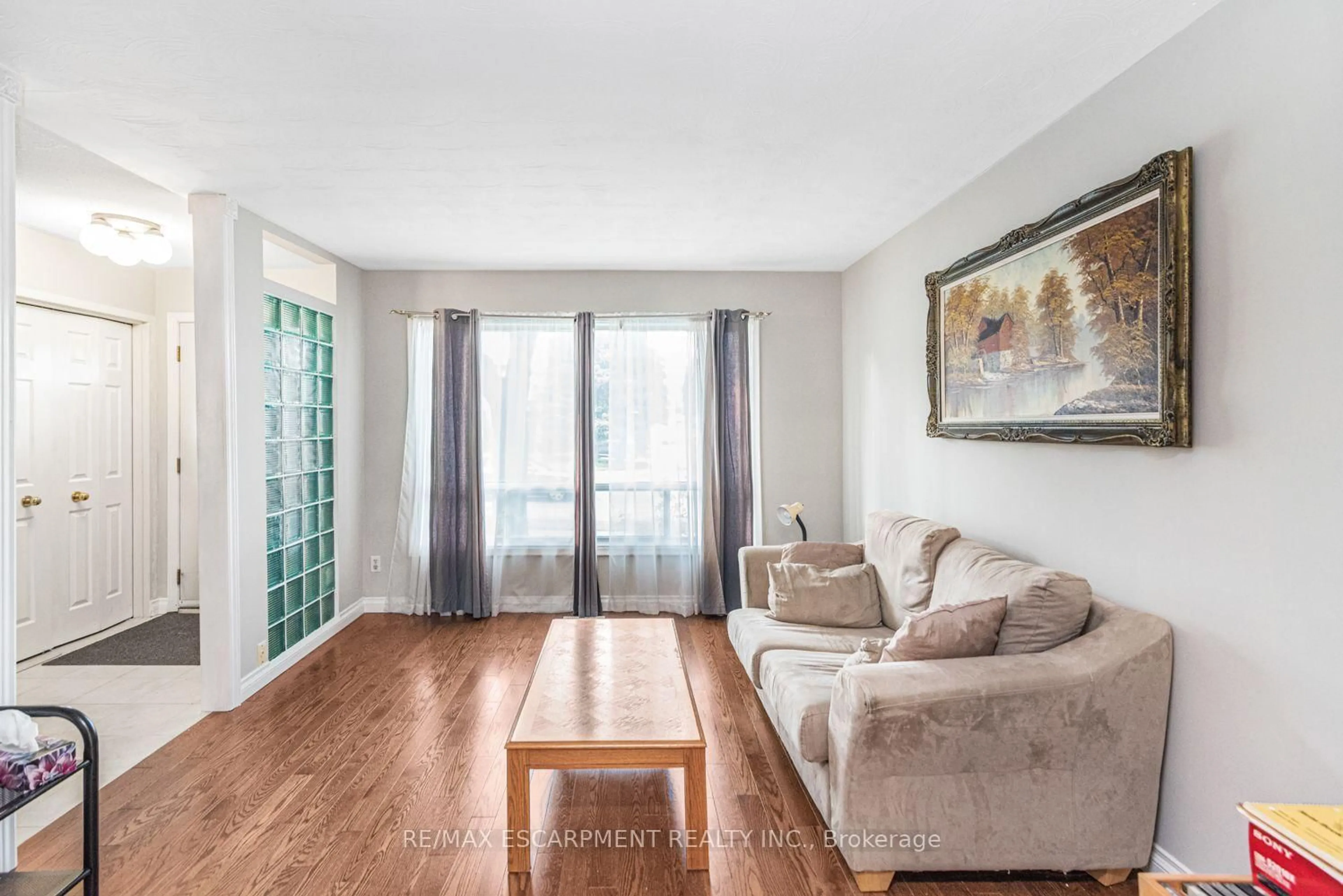 Living room with furniture, wood/laminate floor for 28 RIVERDALE Dr, Hamilton Ontario L8E 1J8