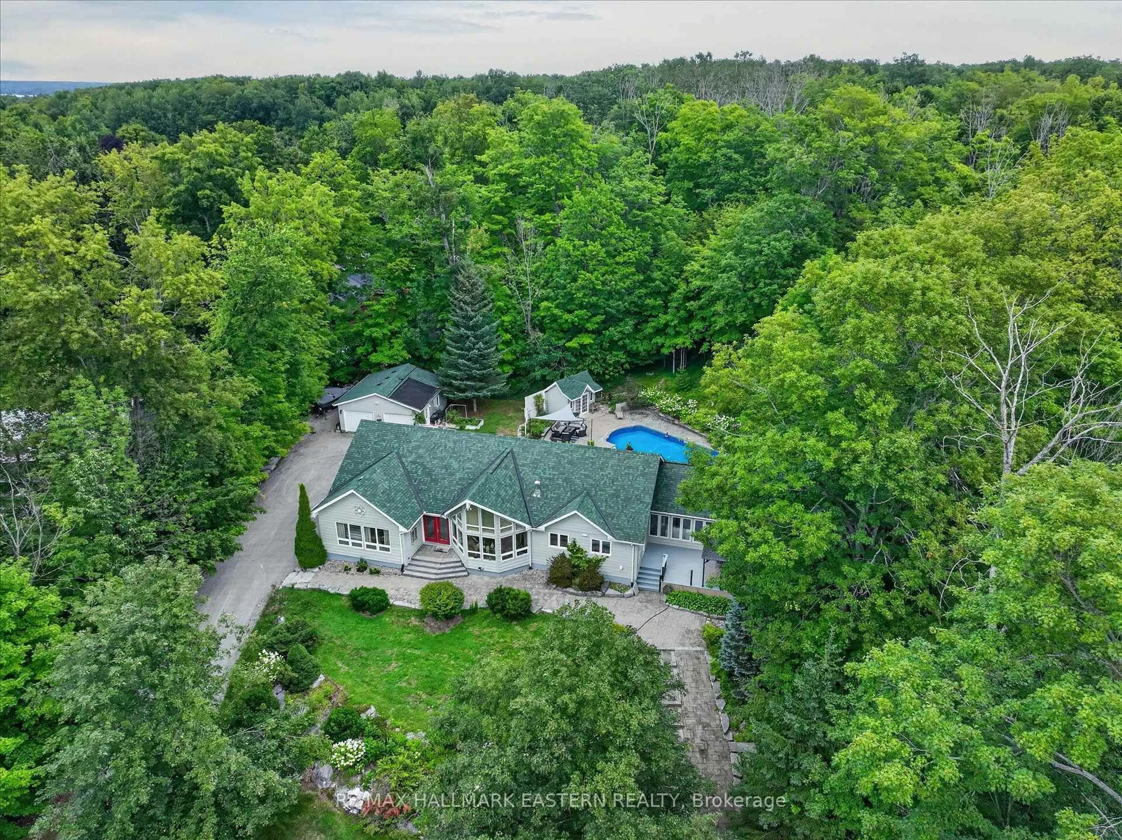 A pic from outside/outdoor area/front of a property/back of a property/a pic from drone, unknown for 1650 Sable Crt, Selwyn Ontario K0L 2H0