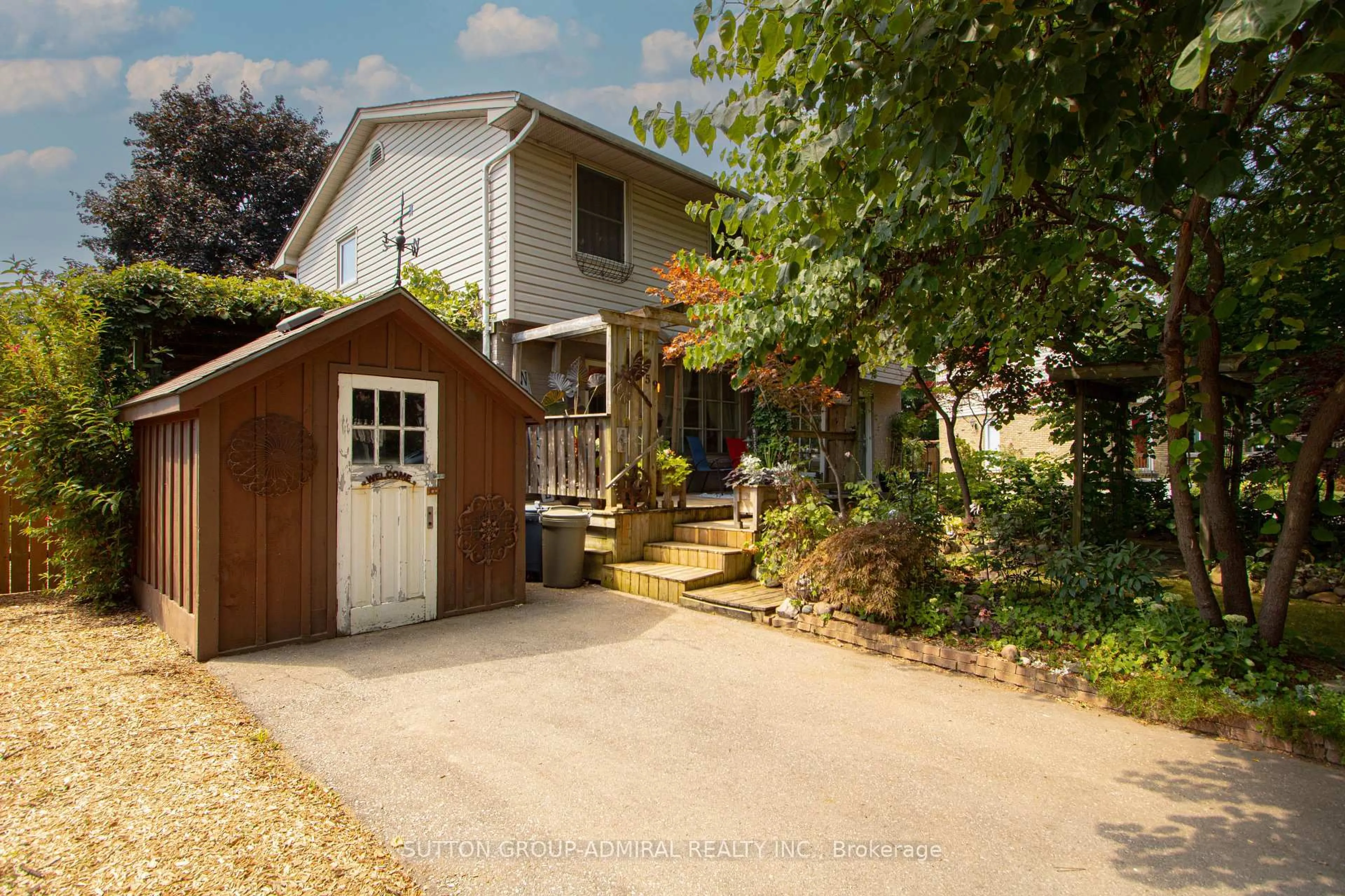 A pic from outside/outdoor area/front of a property/back of a property/a pic from drone, street for 59 Breckenridge Cres, London South Ontario N6E 1H6