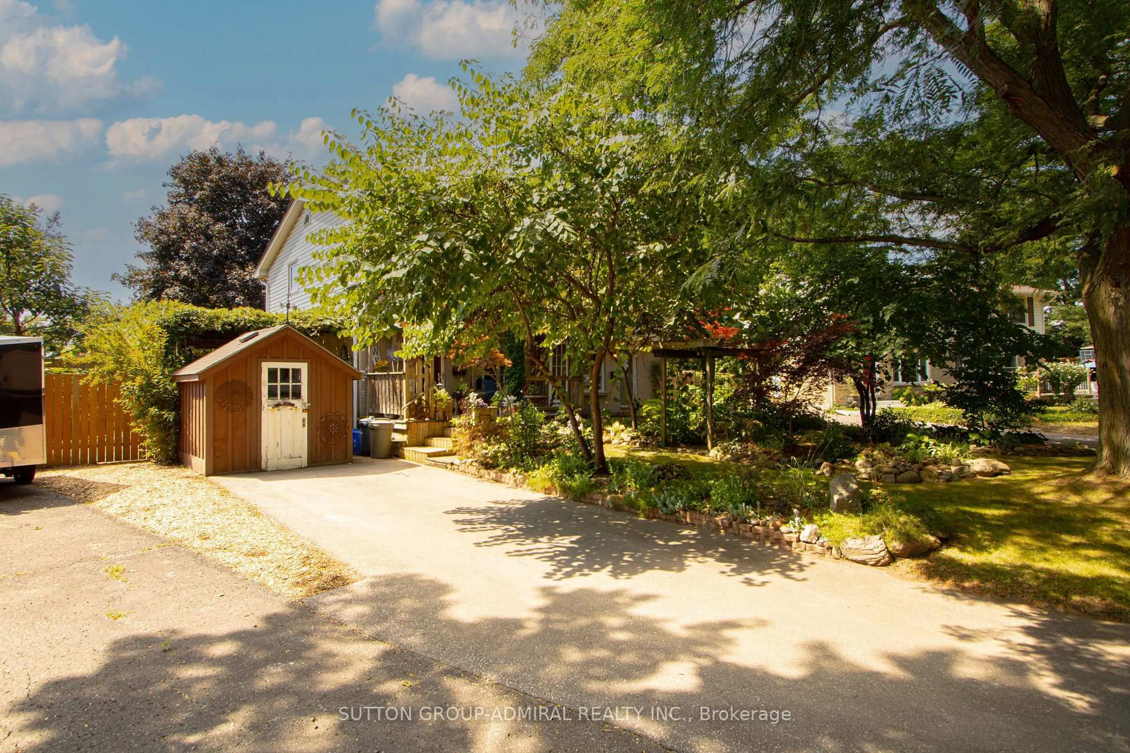 A pic from outside/outdoor area/front of a property/back of a property/a pic from drone, street for 59 Breckenridge Cres, London South Ontario N6E 1H6