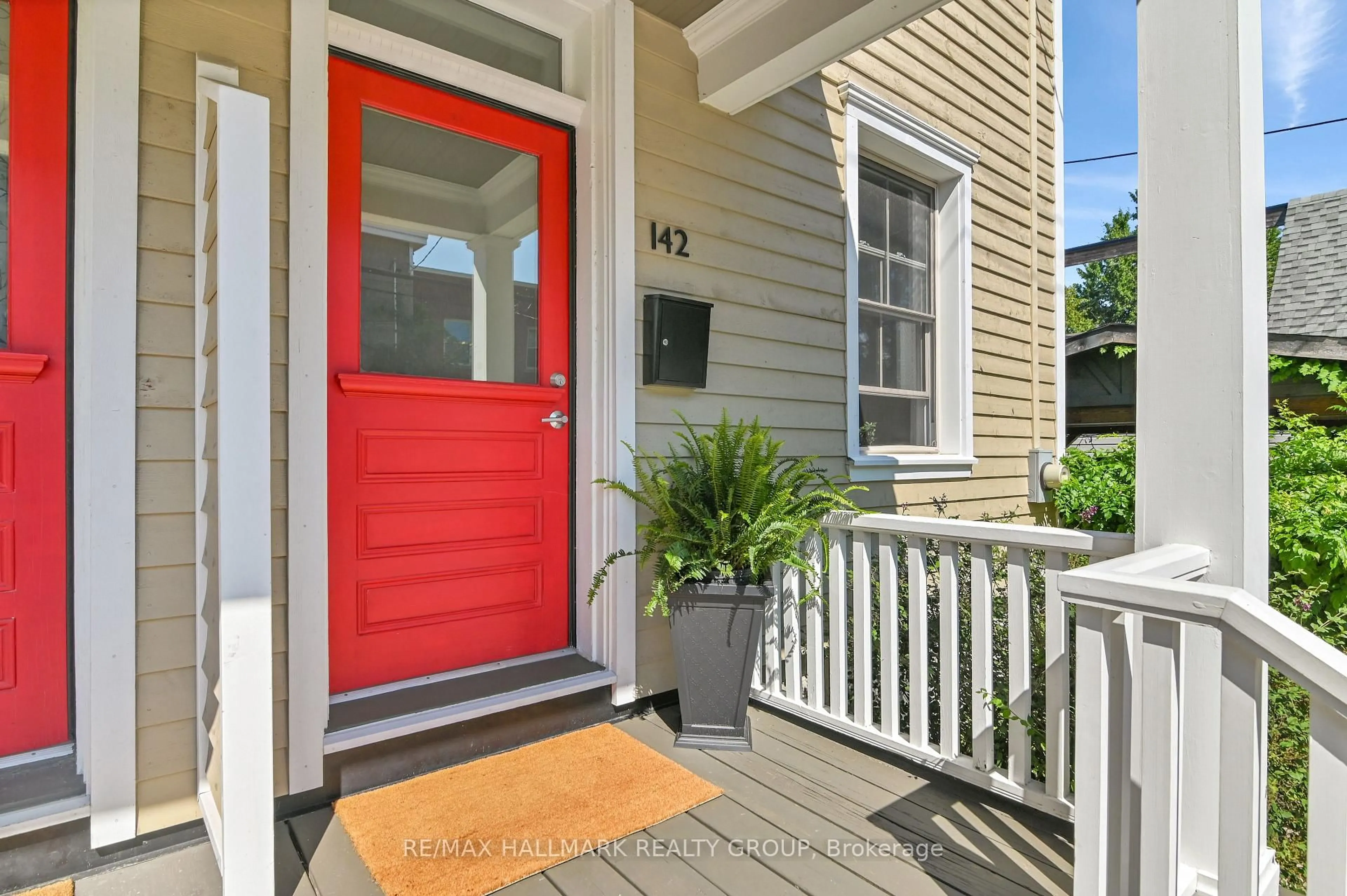 Indoor entryway for 142 River Lane, Ottawa Ontario K1M 1T1