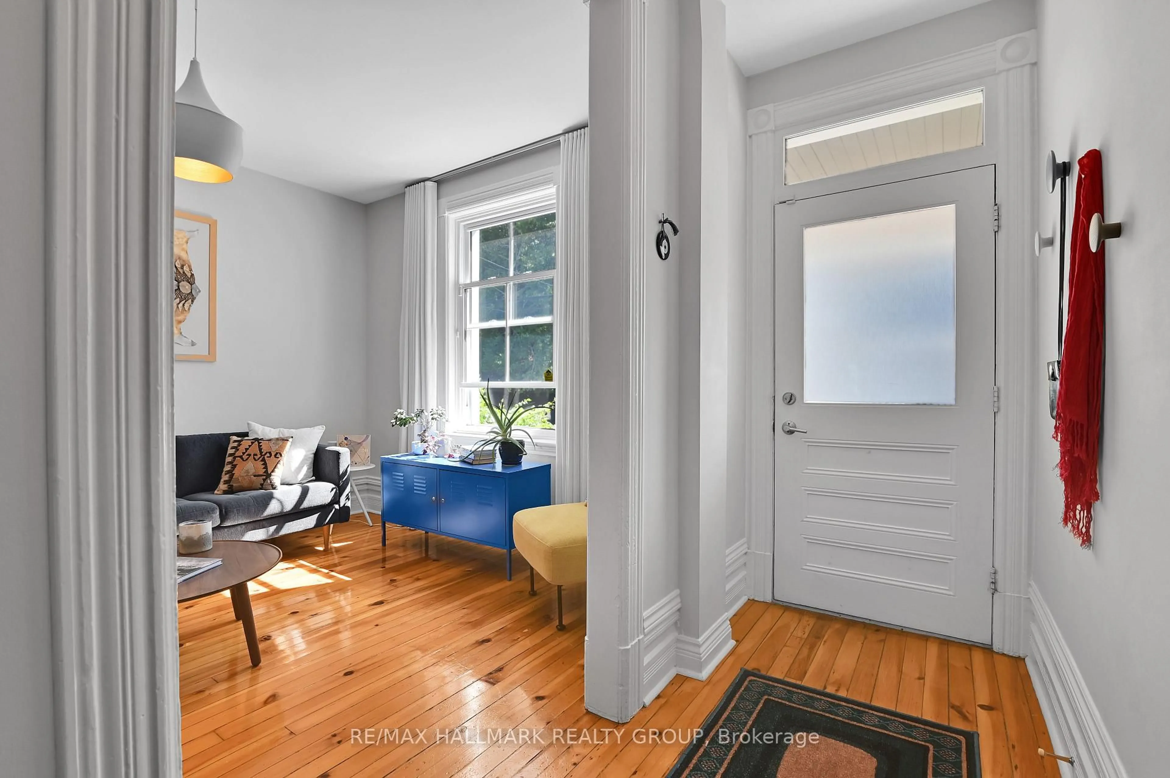 Indoor entryway for 142 River Lane, Ottawa Ontario K1M 1T1
