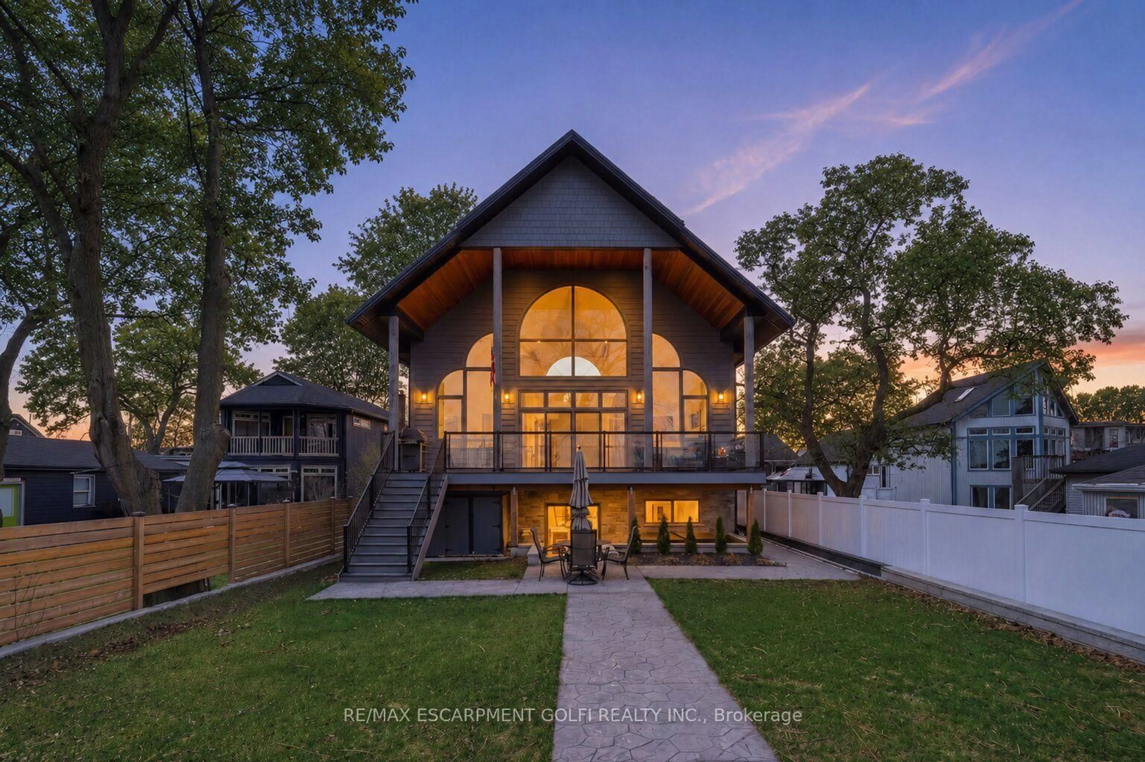 Home with brick exterior material, mountain view for 207 BEACH Blvd, Hamilton Ontario L8H 6V8