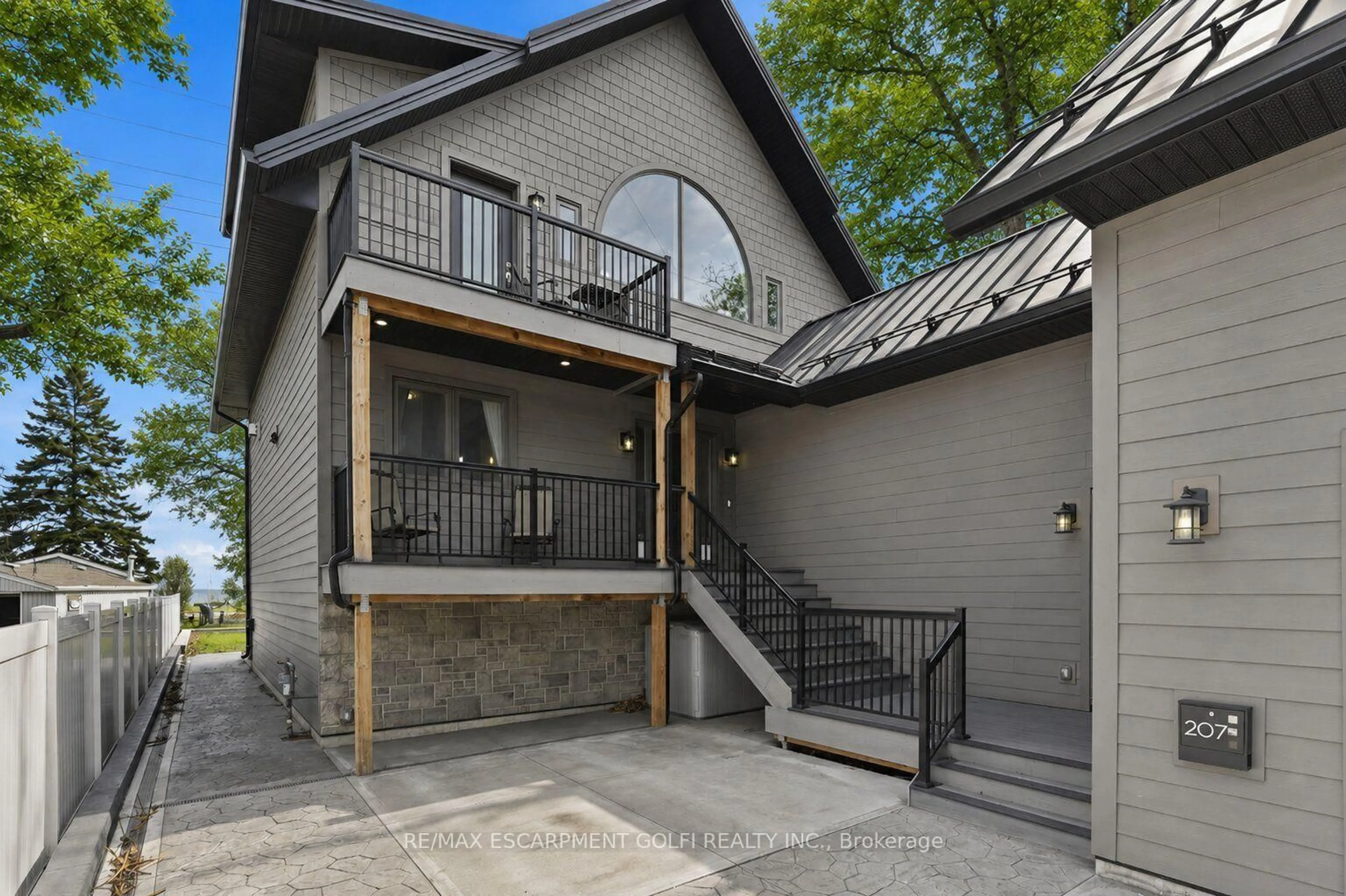 Patio, street for 207 BEACH Blvd, Hamilton Ontario L8H 6V8