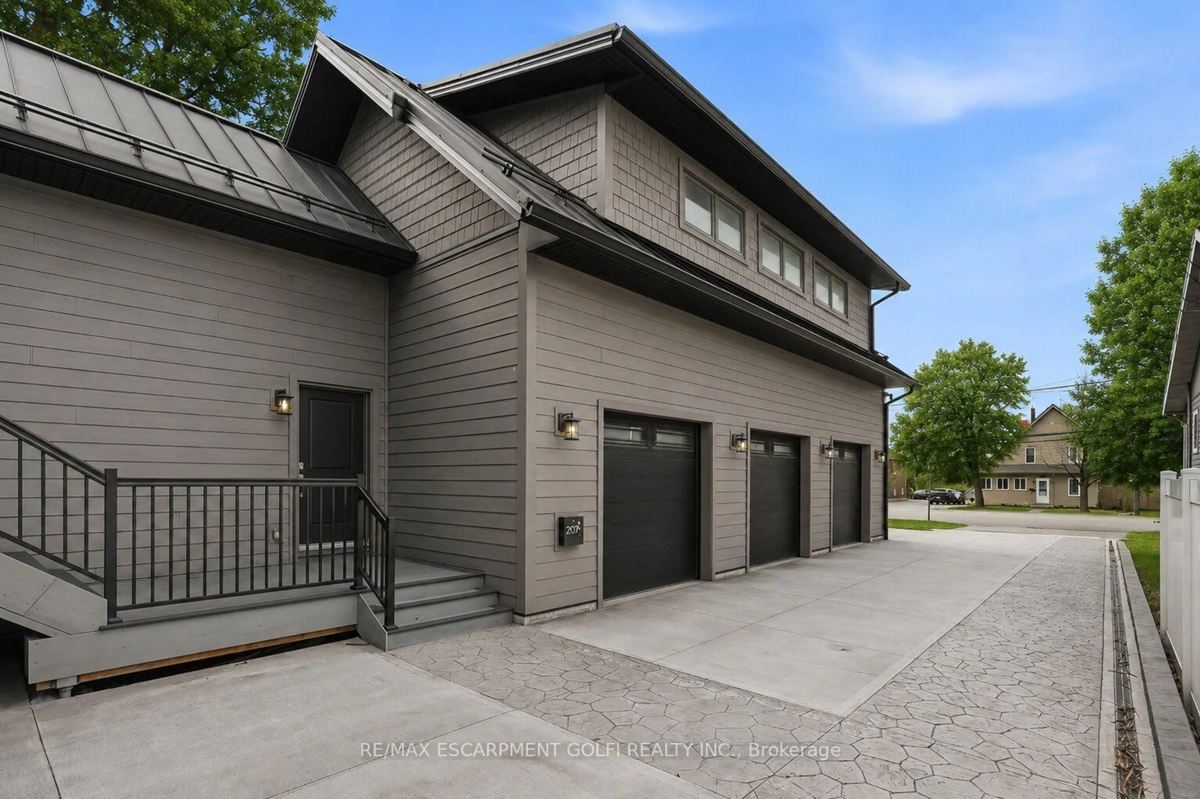 Unknown for 207 BEACH Blvd, Hamilton Ontario L8H 6V8