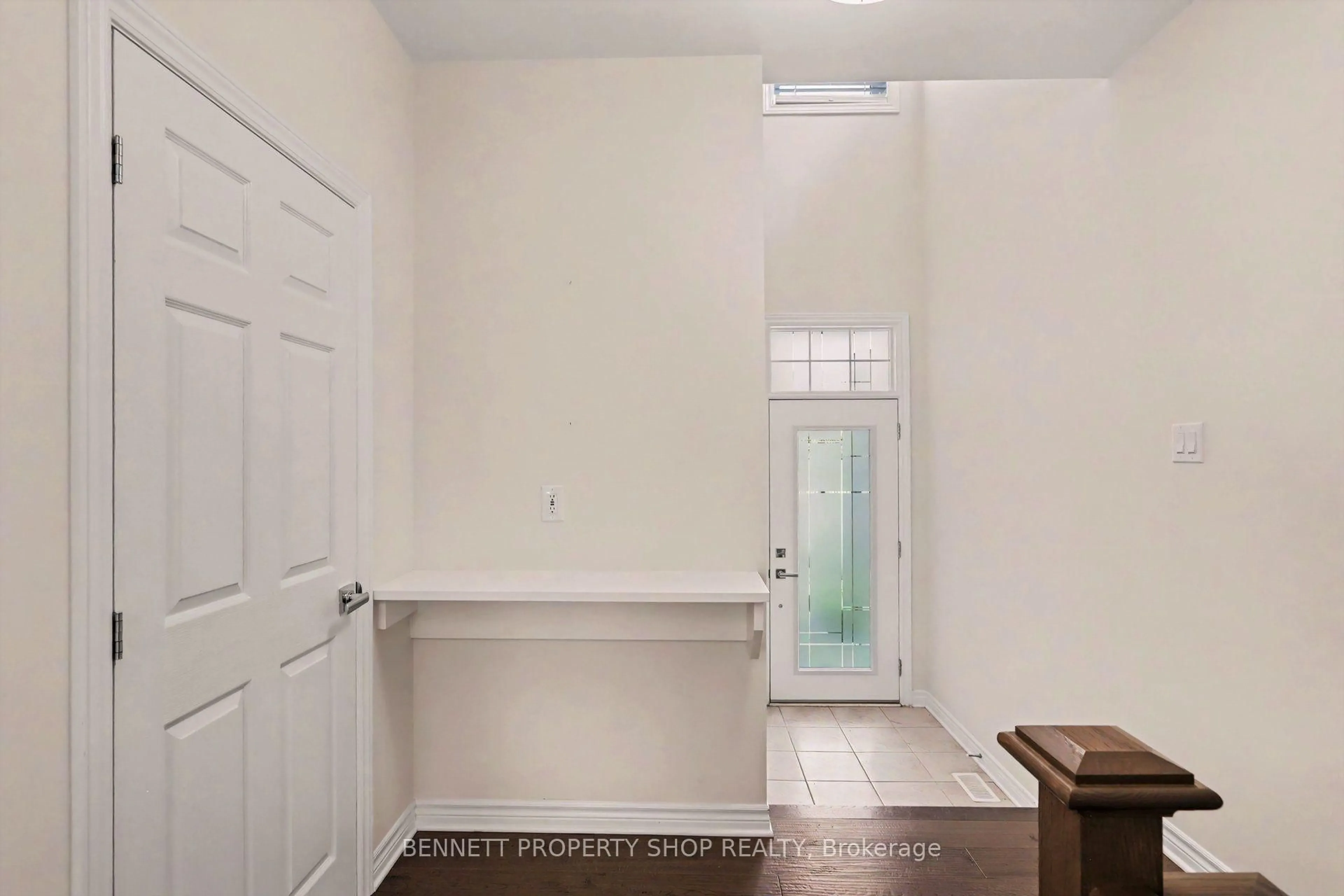 Indoor entryway for 396 Ventoux Ave, Orleans Ontario K4A 5L9