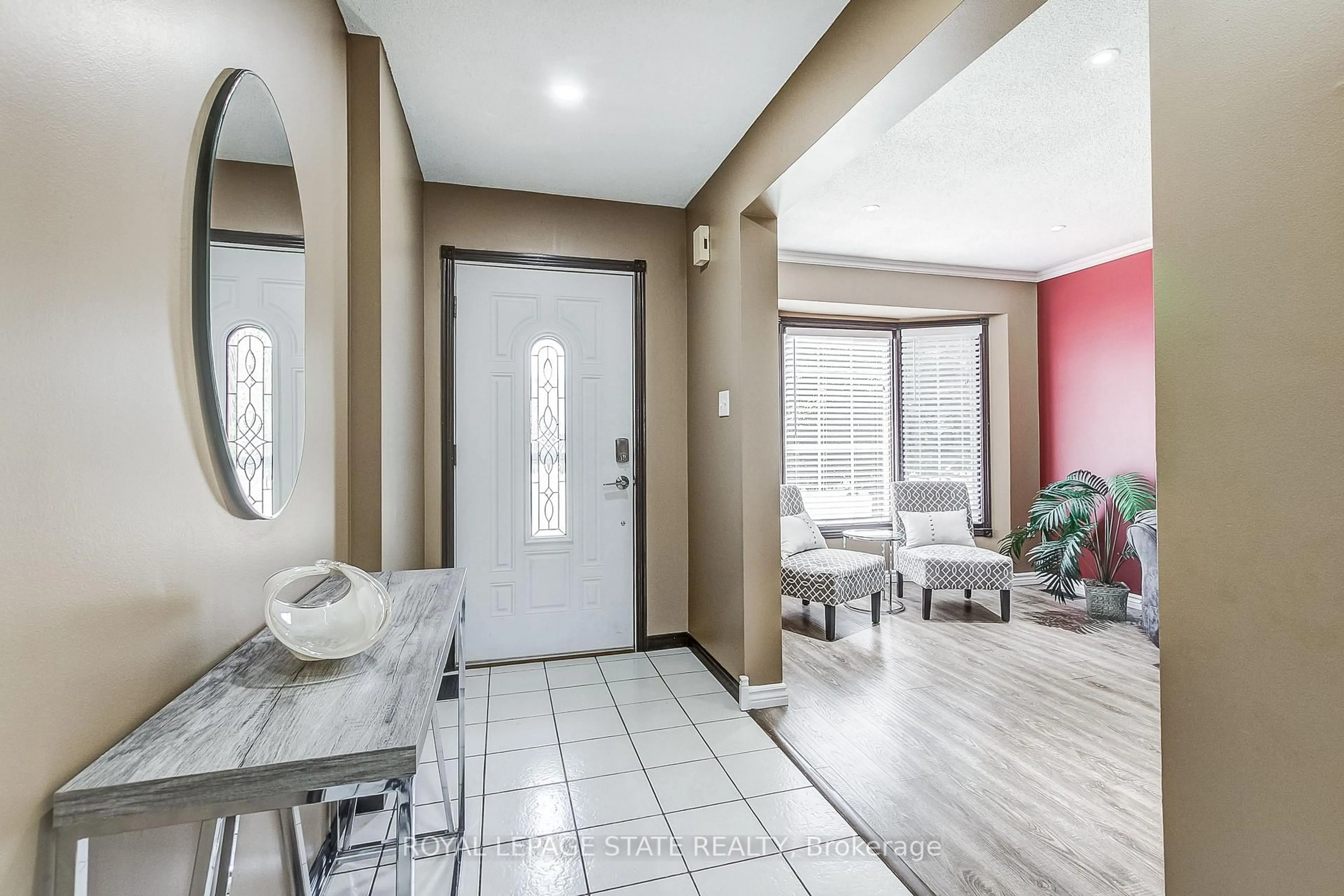 Indoor entryway for 357 Acadia Dr, Hamilton Ontario L8W 3L7