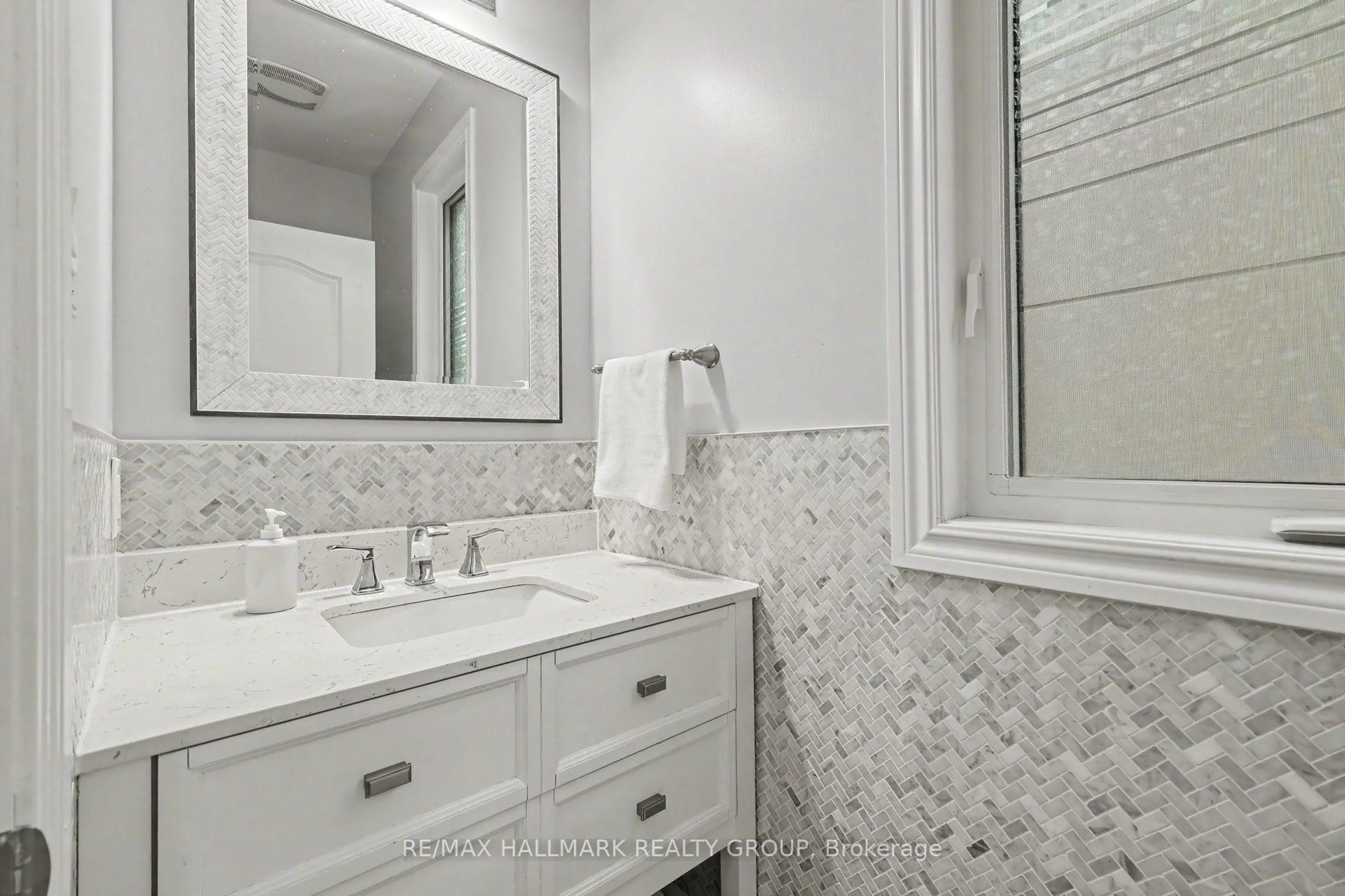 Standard bathroom, ceramic/tile floor for 2486 River Mist Rd, Nepean Ontario K2J 5Z1