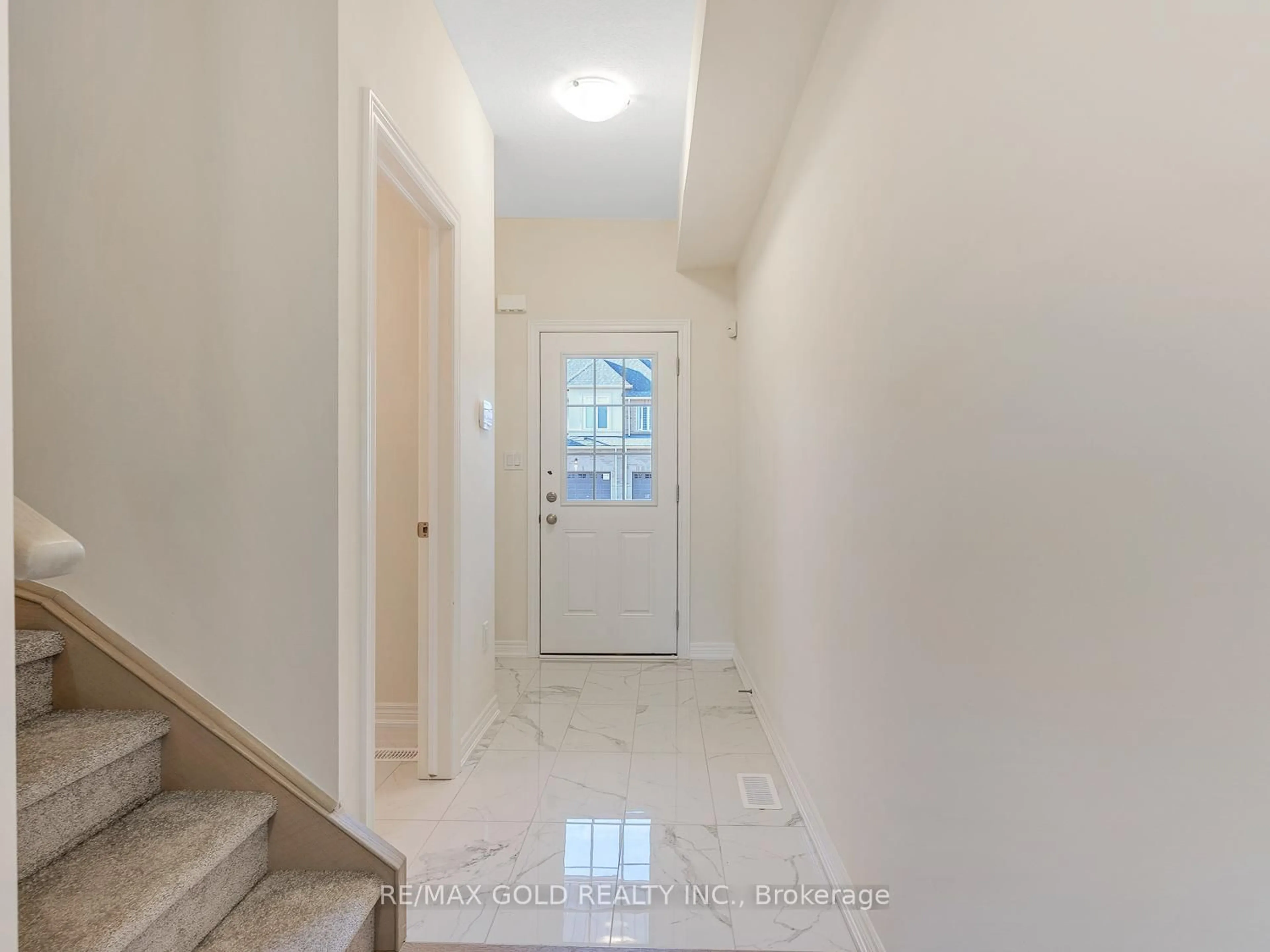 Indoor entryway for 93 PINOT Cres, Hamilton Ontario L8E 0J9