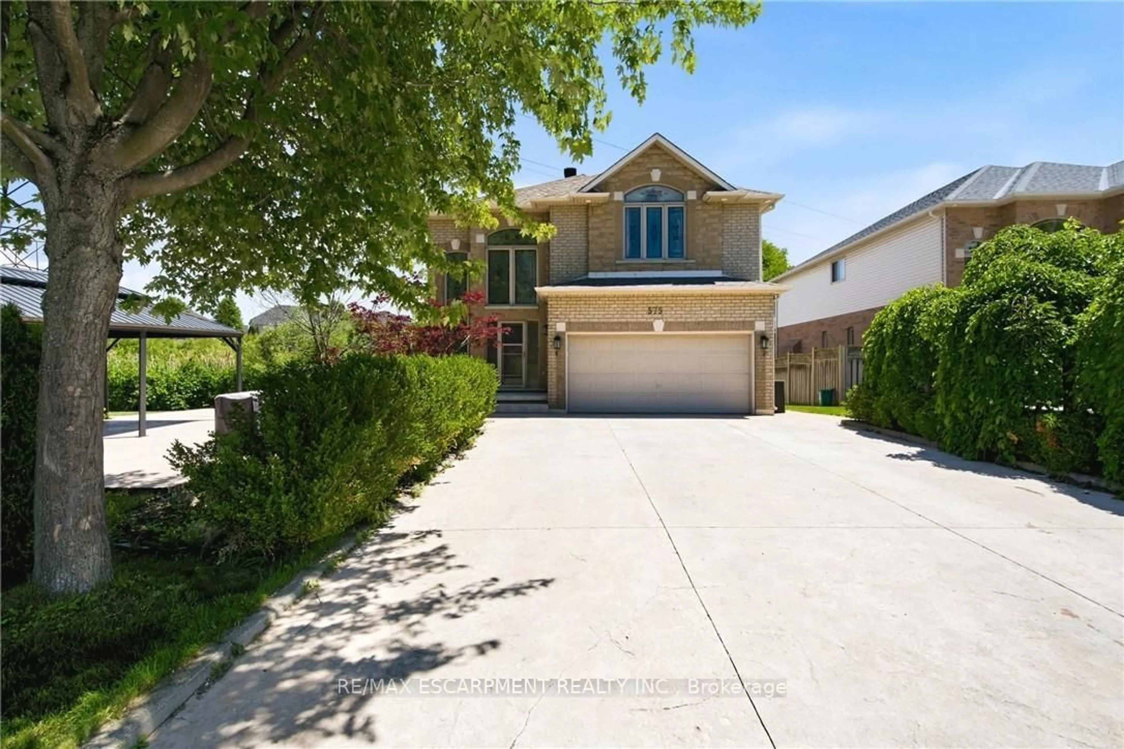 A pic from outside/outdoor area/front of a property/back of a property/a pic from drone, street for 575 Stonehenge Dr, Hamilton Ontario L9K 1T4