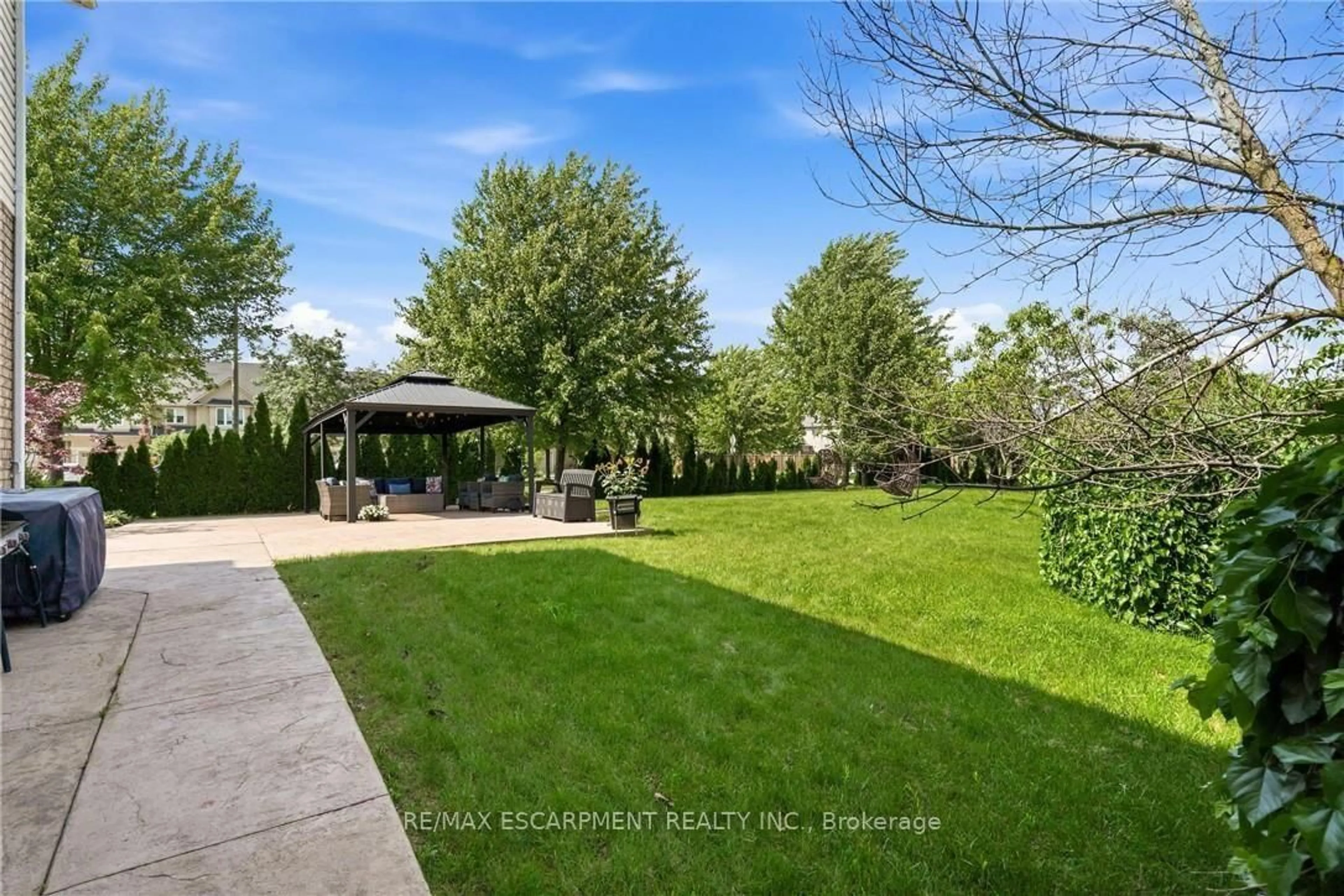 Patio, street for 575 Stonehenge Dr, Hamilton Ontario L9K 1T4