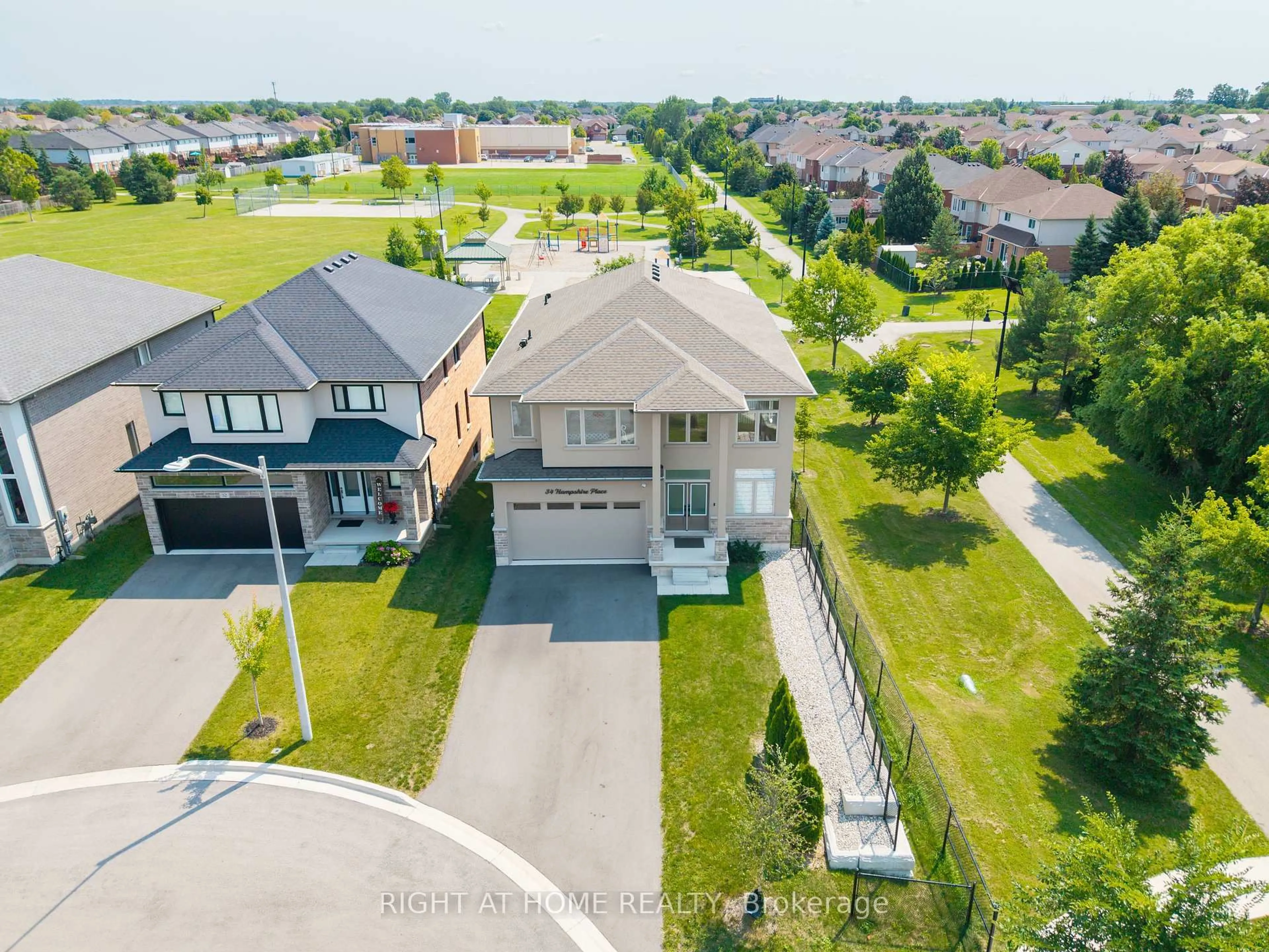 A pic from outside/outdoor area/front of a property/back of a property/a pic from drone, street for 34 Hampshire Pl, Hamilton Ontario L8J 3W8