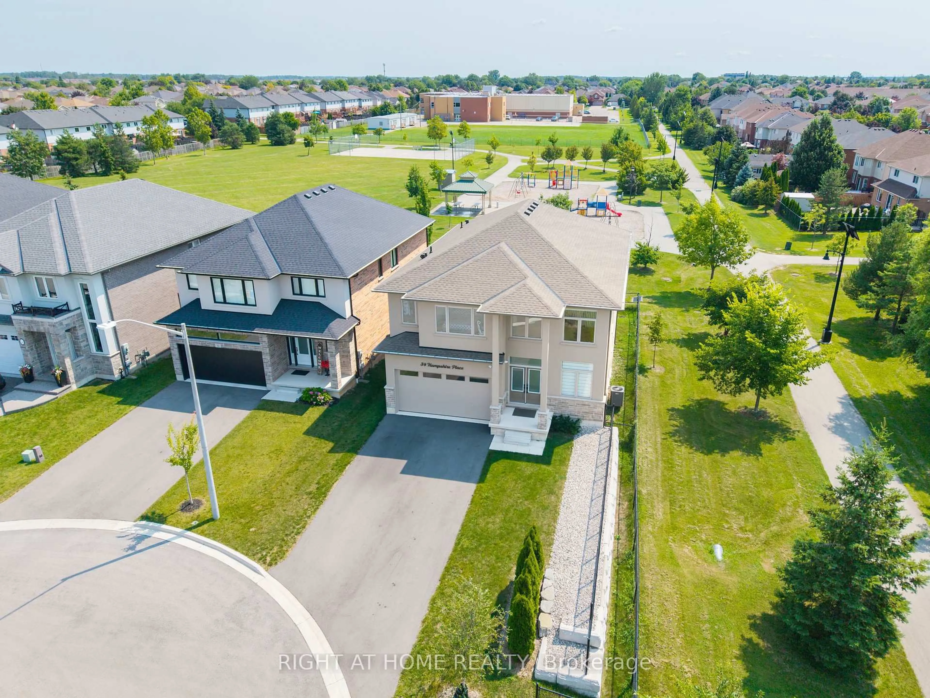 A pic from outside/outdoor area/front of a property/back of a property/a pic from drone, street for 34 Hampshire Pl, Hamilton Ontario L8J 3W8