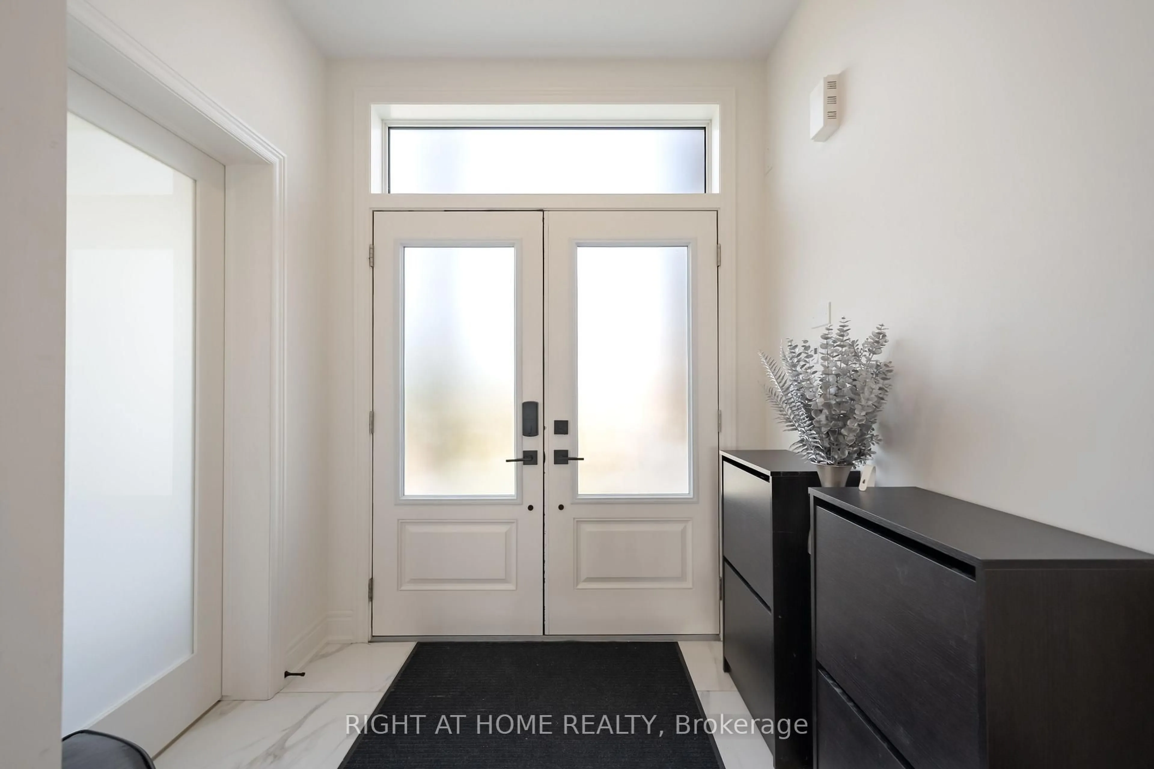 Indoor entryway for 34 Hampshire Pl, Hamilton Ontario L8J 3W8