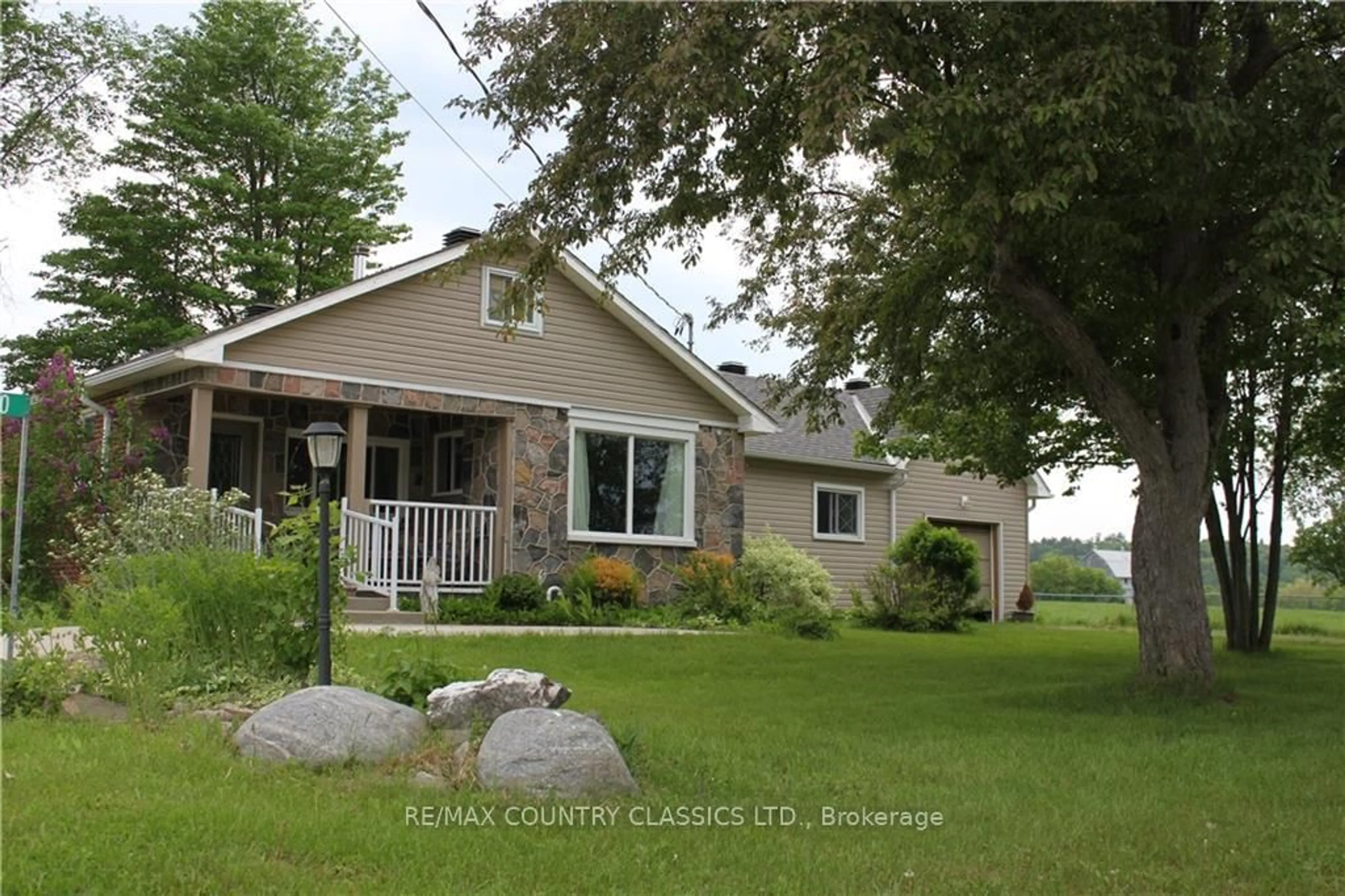 Home with vinyl exterior material, water/lake/river/ocean view for 70 MASK ISLAND Dr, Barry's Bay Ontario K0J 1B0