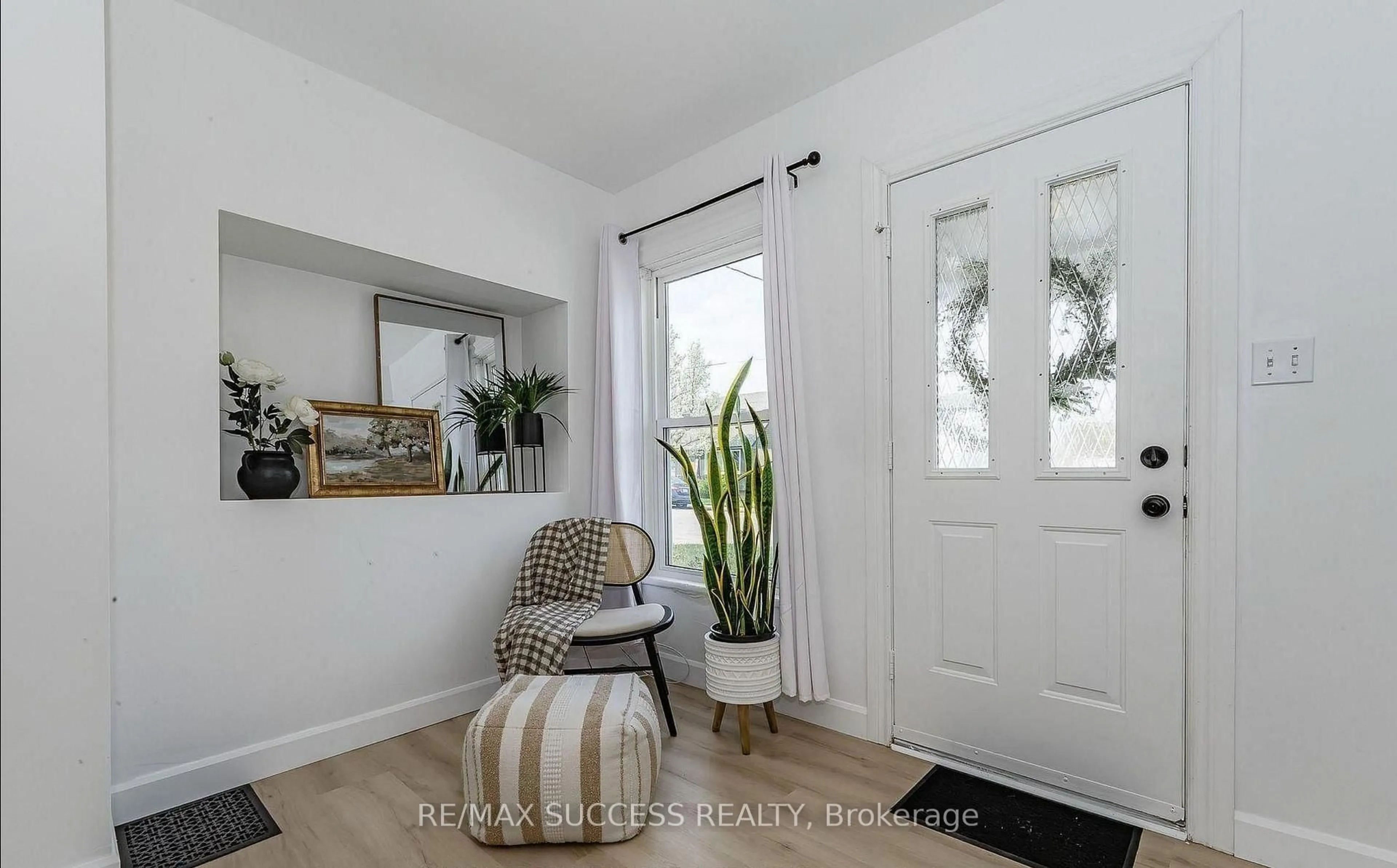 Indoor entryway for 17 Dover St, Woodstock Ontario N4S 3L7