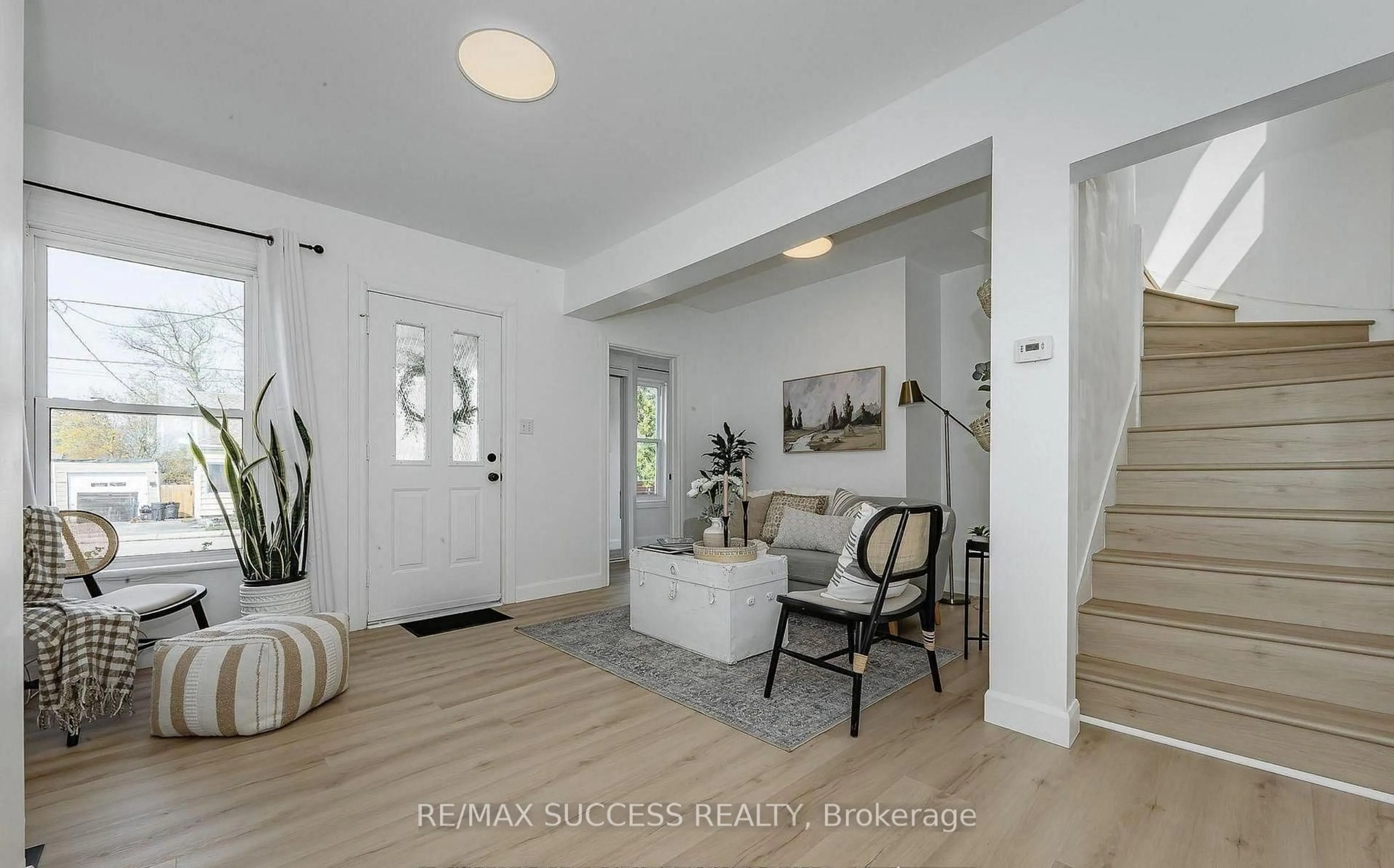 Indoor entryway for 17 Dover St, Woodstock Ontario N4S 3L7