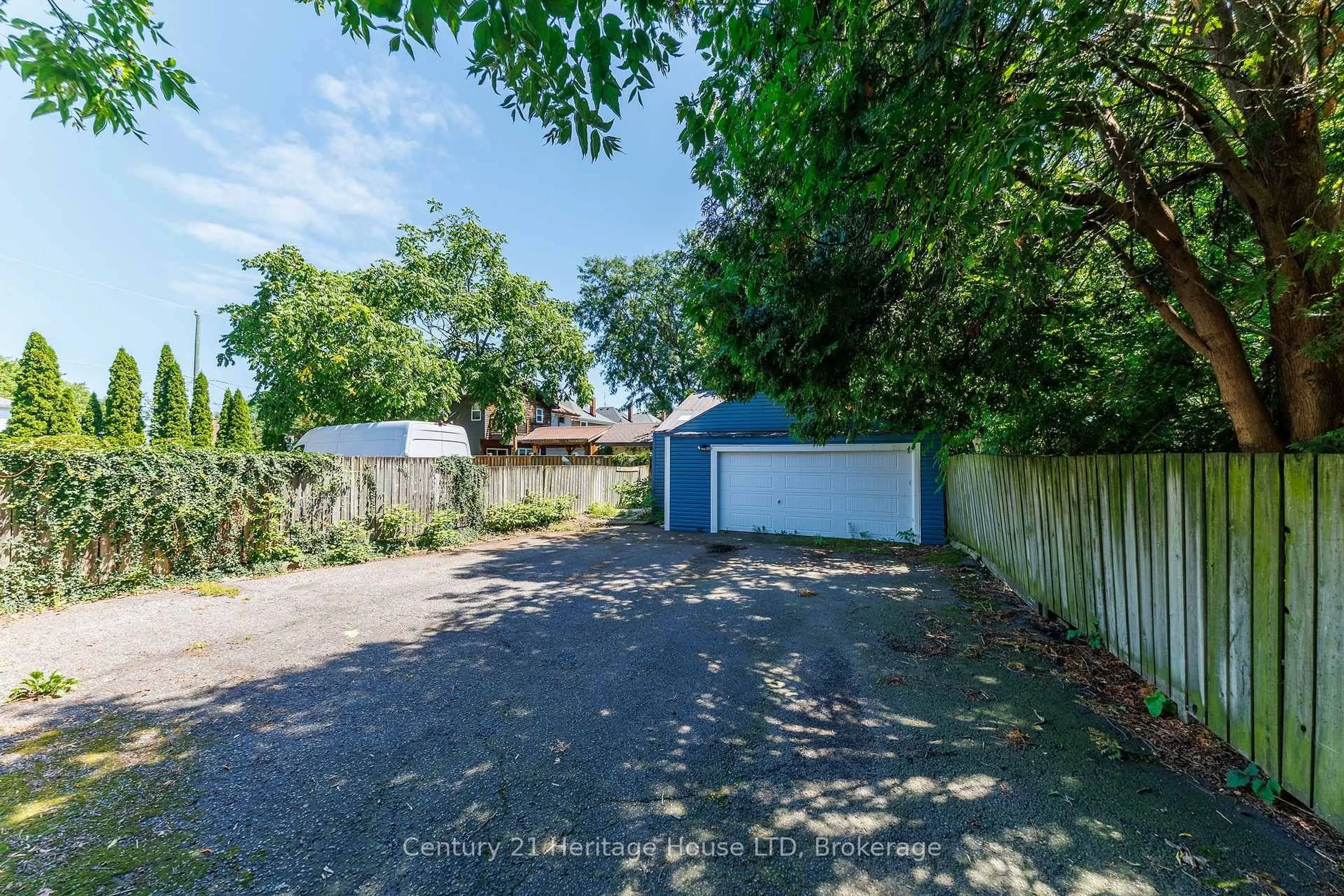 A pic from outside/outdoor area/front of a property/back of a property/a pic from drone, street for 164 Lake St, St. Catharines Ontario L2R 5Y7