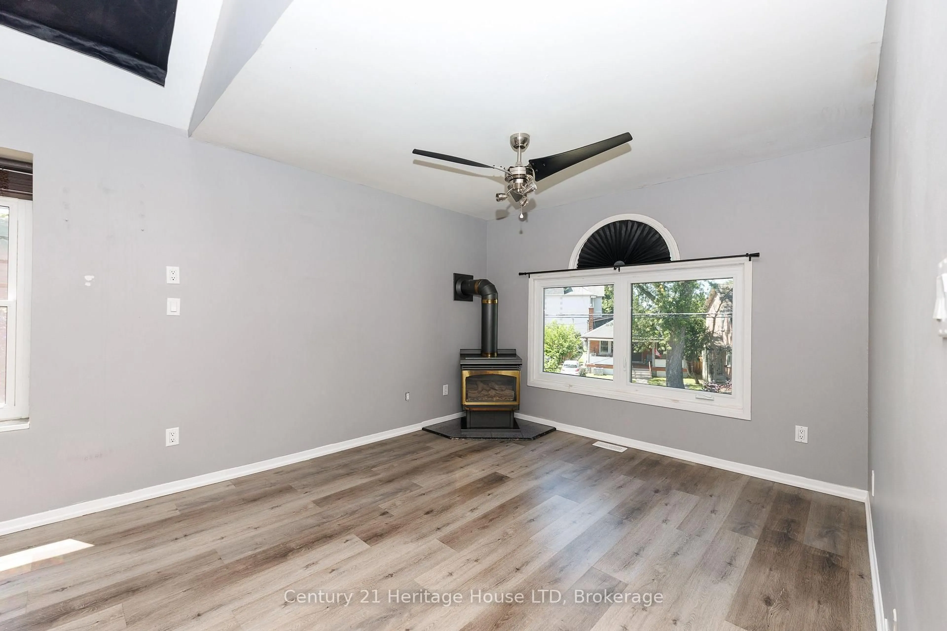 A pic of a room for 164 Lake St, St. Catharines Ontario L2R 5Y7