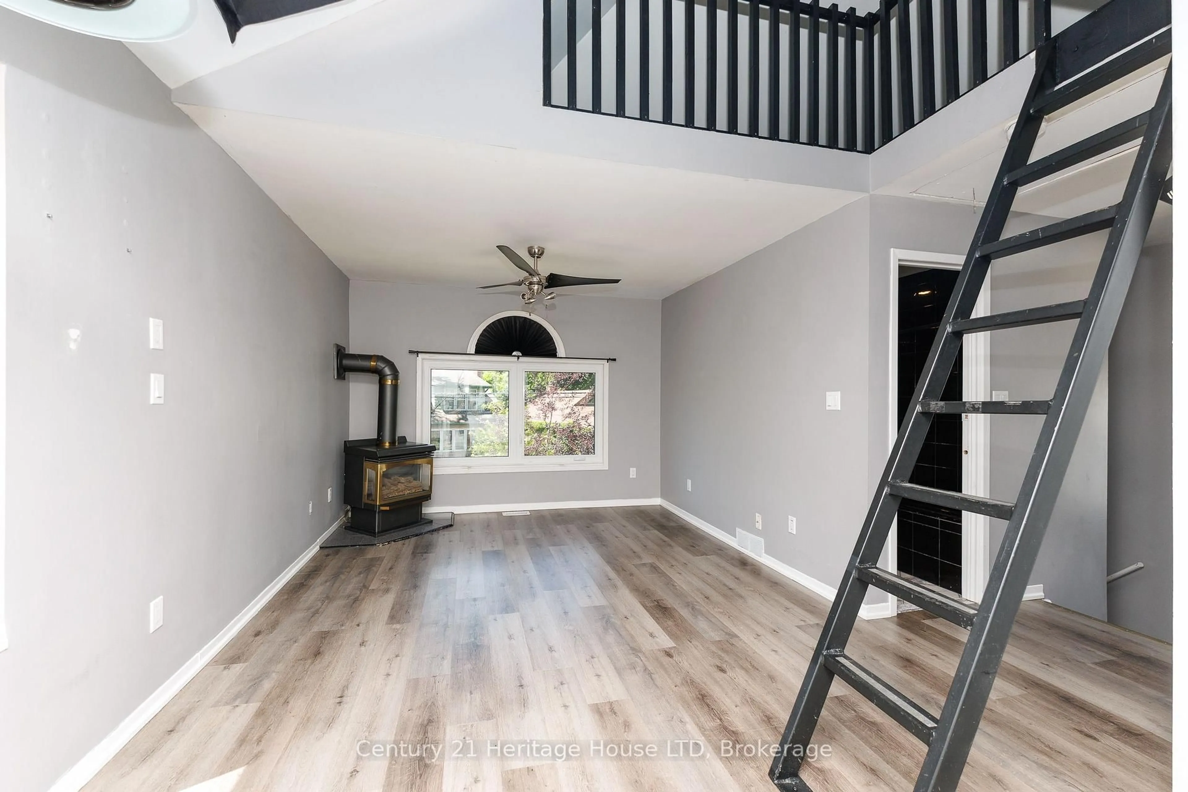 Unknown for 164 Lake St, St. Catharines Ontario L2R 5Y7