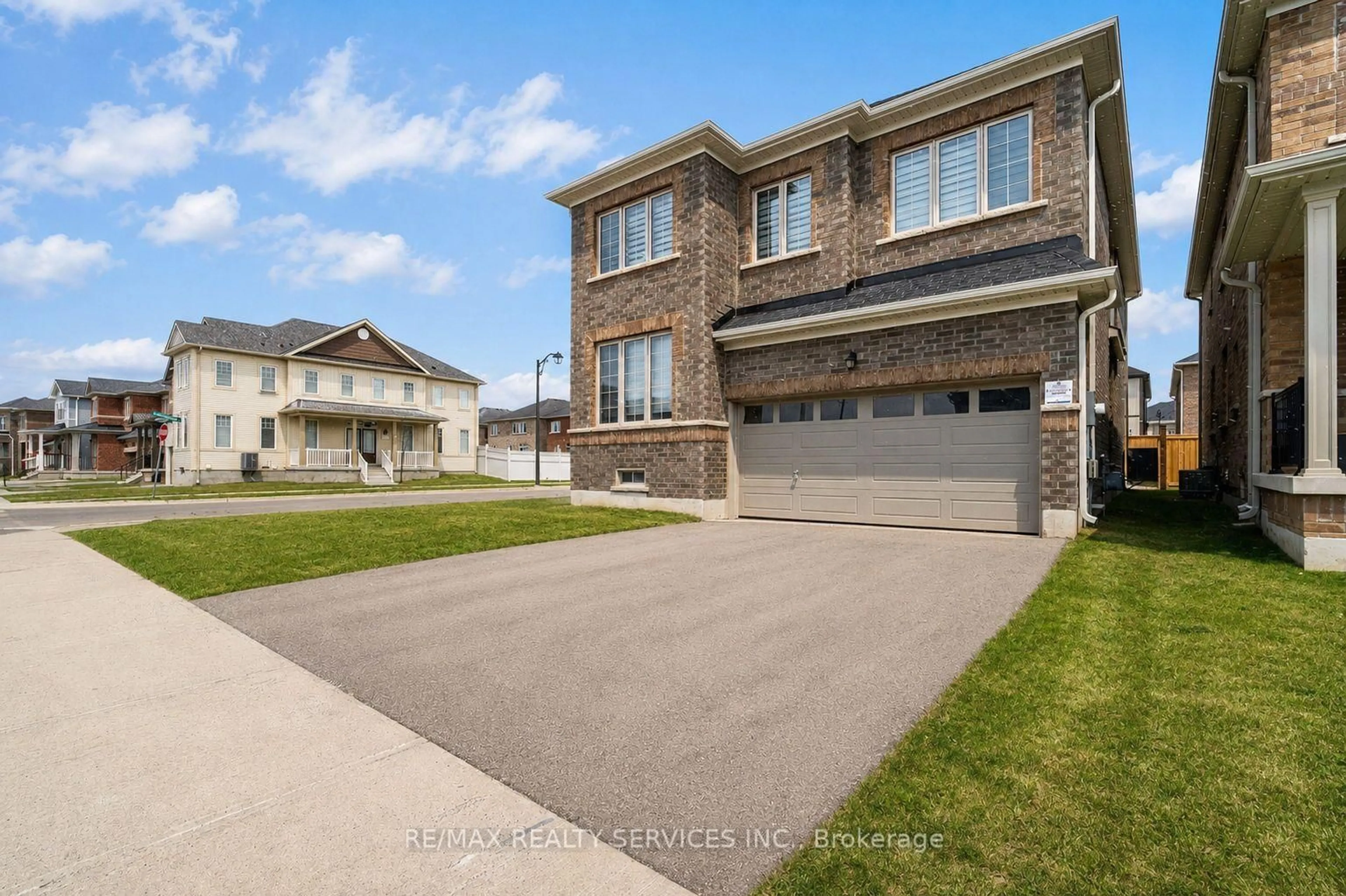 A pic from outside/outdoor area/front of a property/back of a property/a pic from drone, street for 525 Red Elm Rd, Shelburne Ontario L6V 3Y5