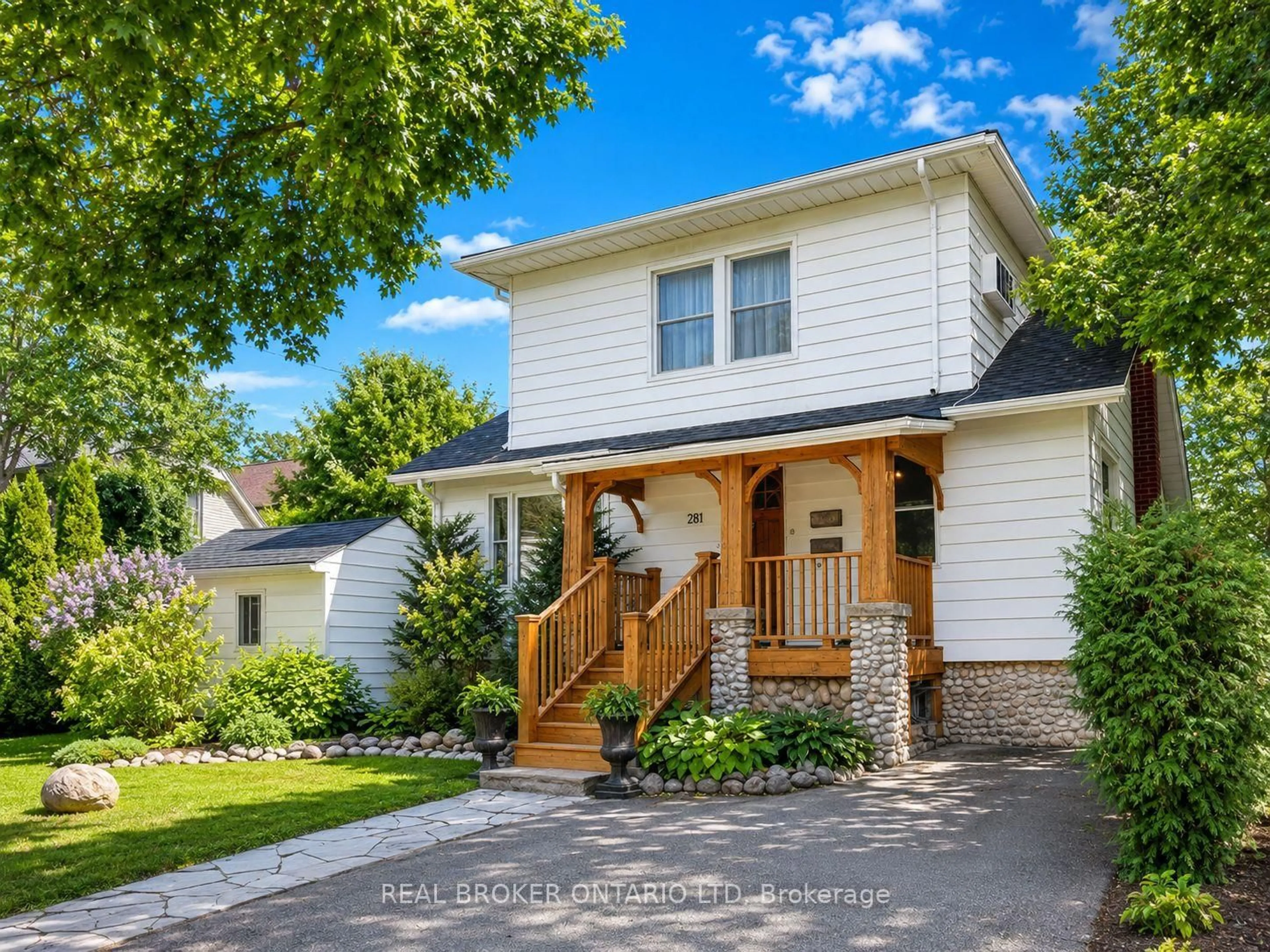 Home with vinyl exterior material, street for 281 Grosvenor St, London East Ontario N6A 1Y9