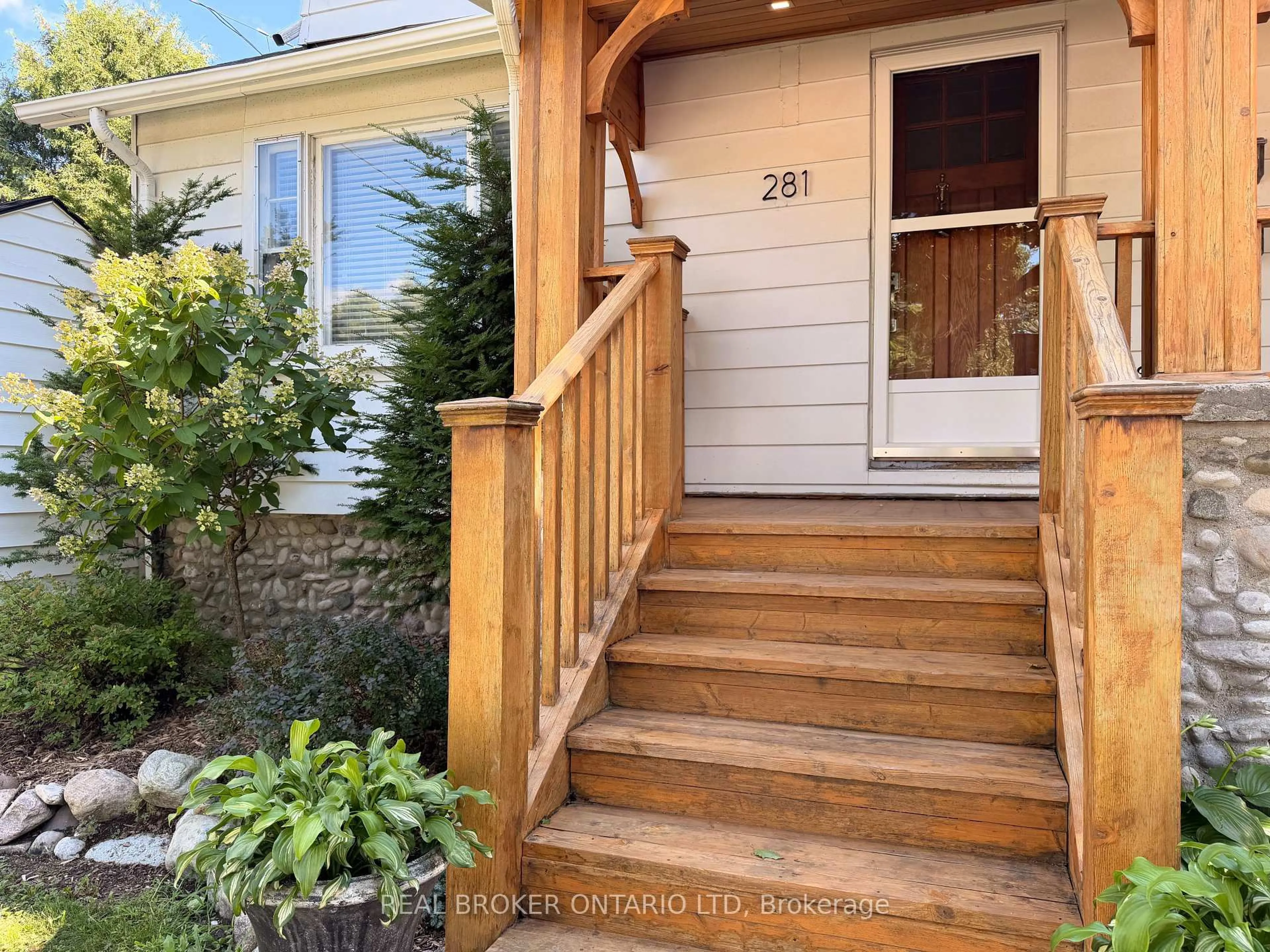 Indoor entryway for 281 Grosvenor St, London East Ontario N6A 1Y9