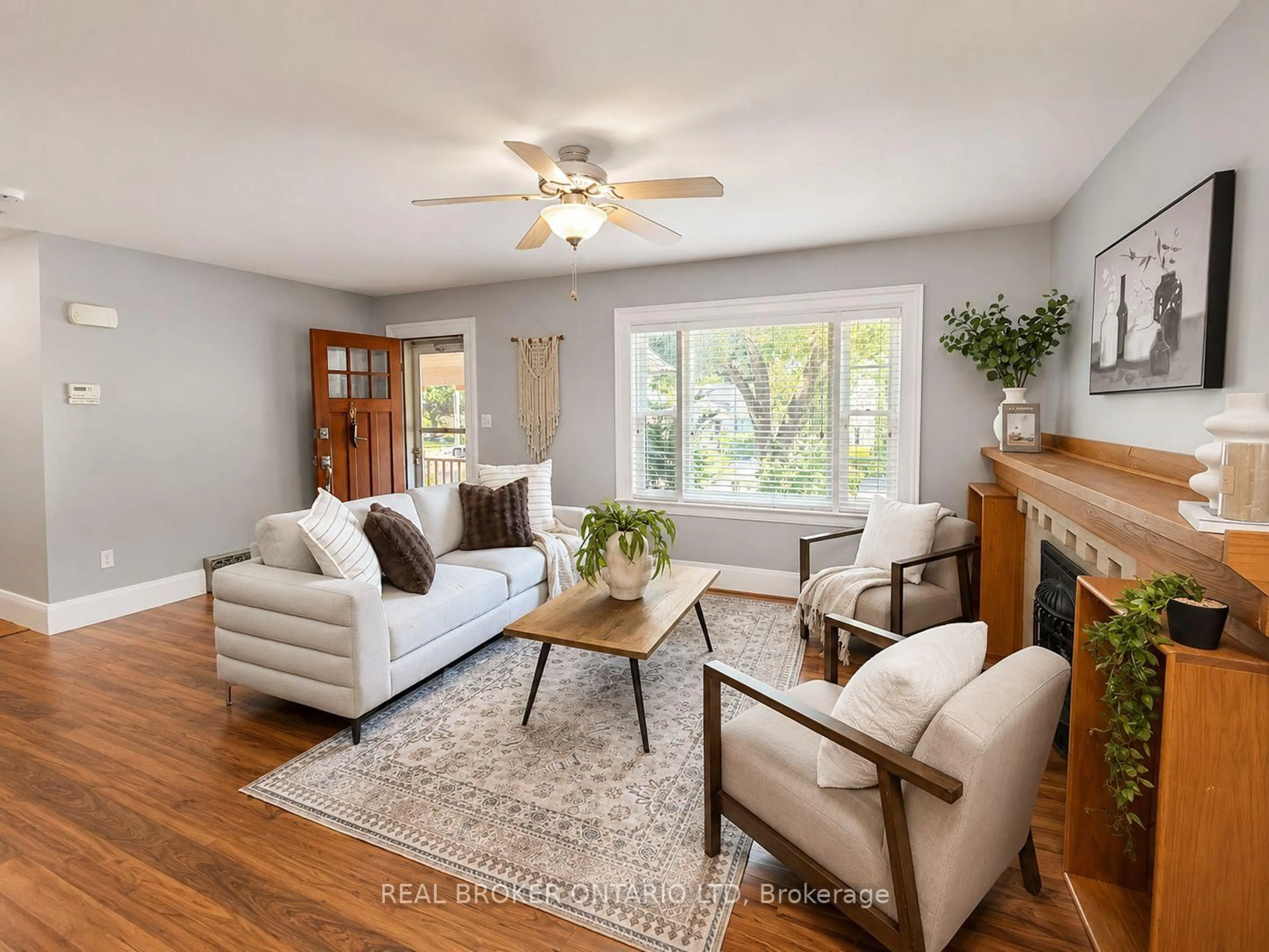 Living room with furniture, unknown for 281 Grosvenor St, London East Ontario N6A 1Y9