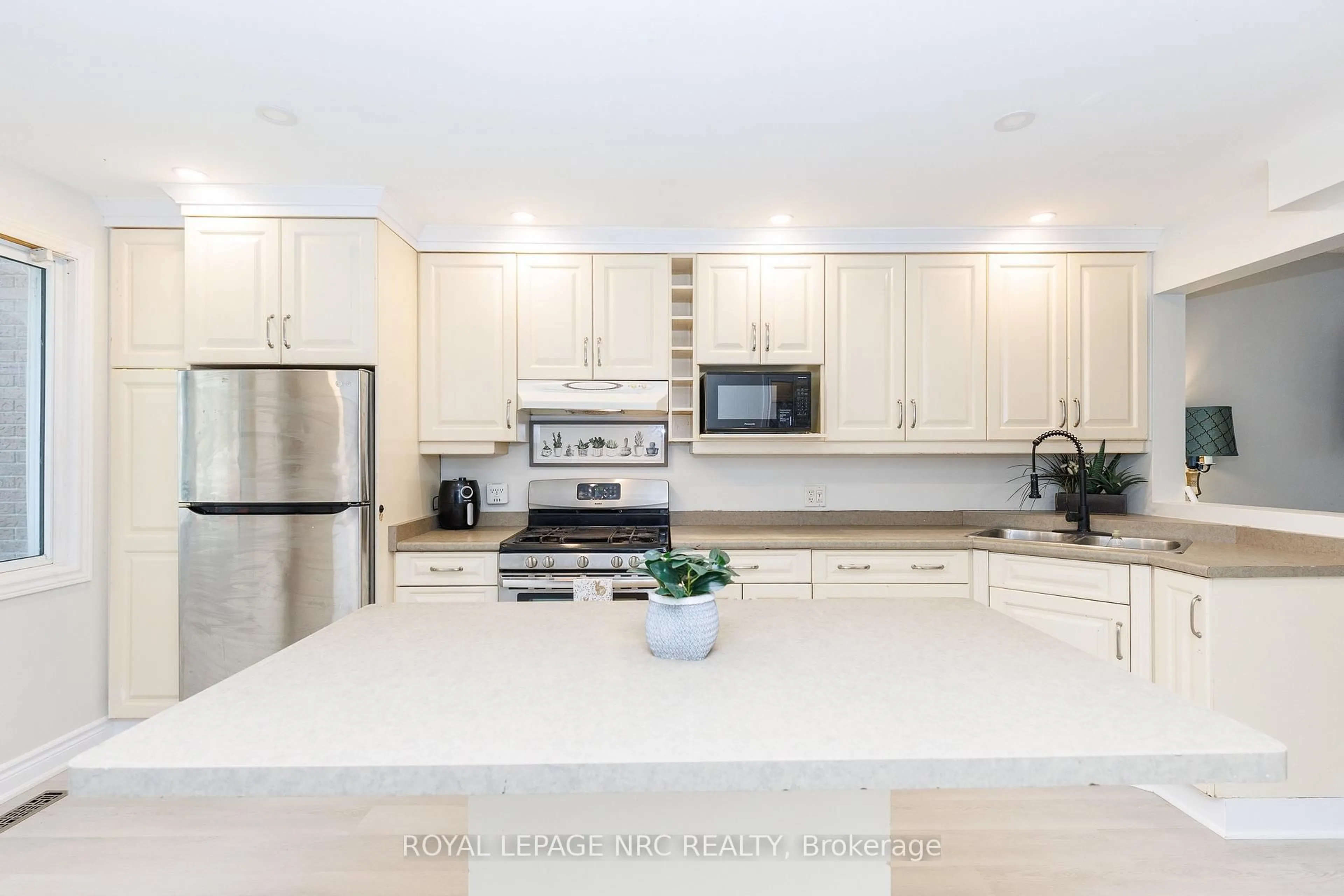 Open concept kitchen, unknown for 6562 HARMONY Ave, Niagara Falls Ontario L2H 1Z4