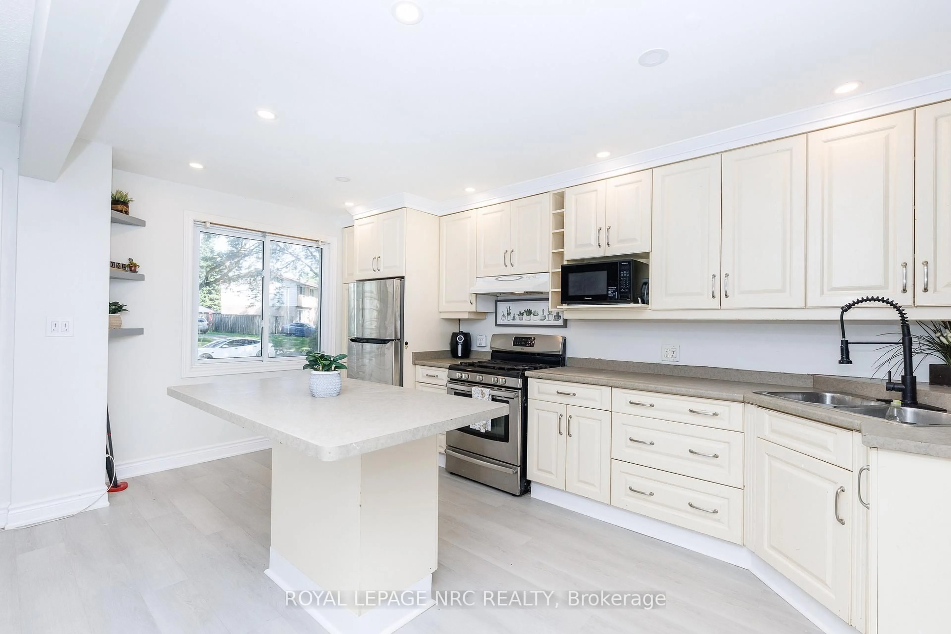 Open concept kitchen, ceramic/tile floor for 6562 HARMONY Ave, Niagara Falls Ontario L2H 1Z4