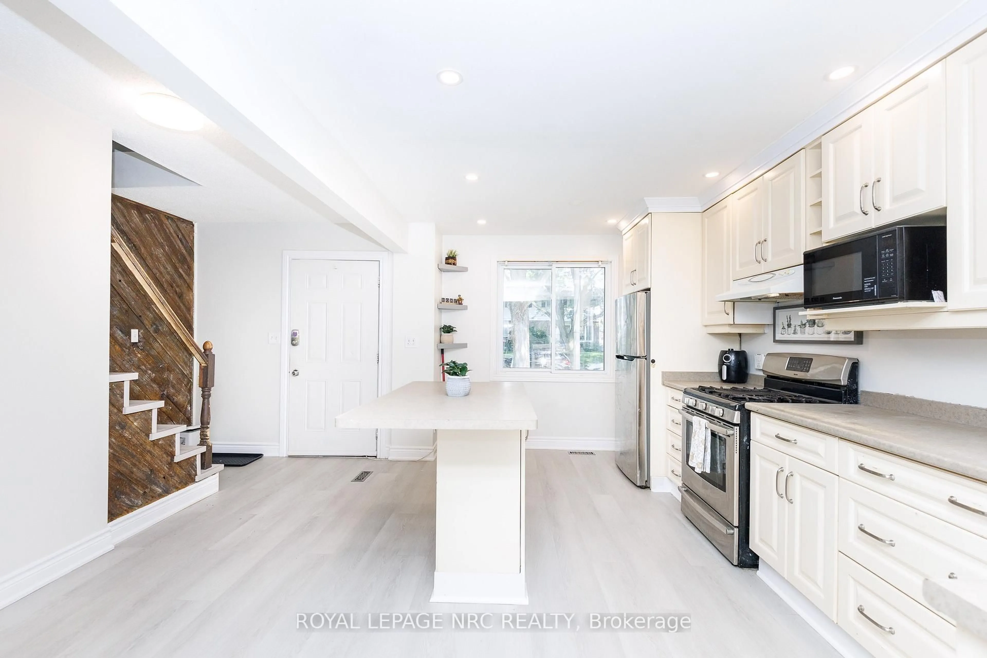 Open concept kitchen, unknown for 6562 HARMONY Ave, Niagara Falls Ontario L2H 1Z4