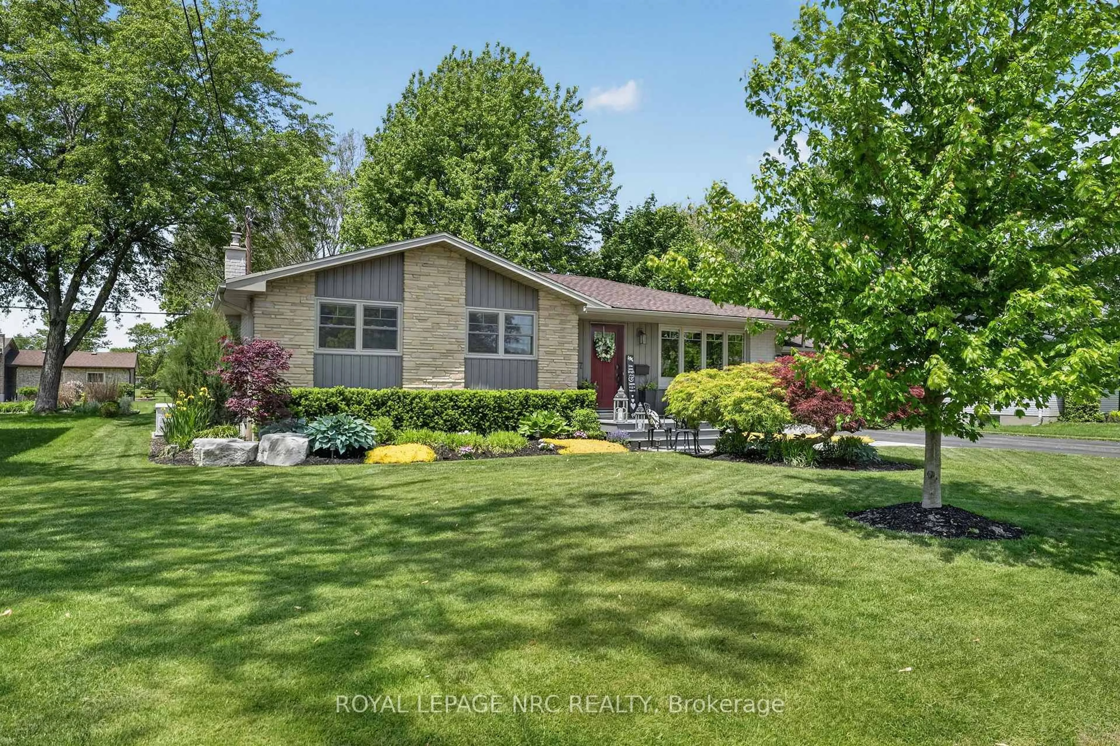 A pic from outside/outdoor area/front of a property/back of a property/a pic from drone, street for 787 Grandview Rd, Fort Erie Ontario L2A 4V6