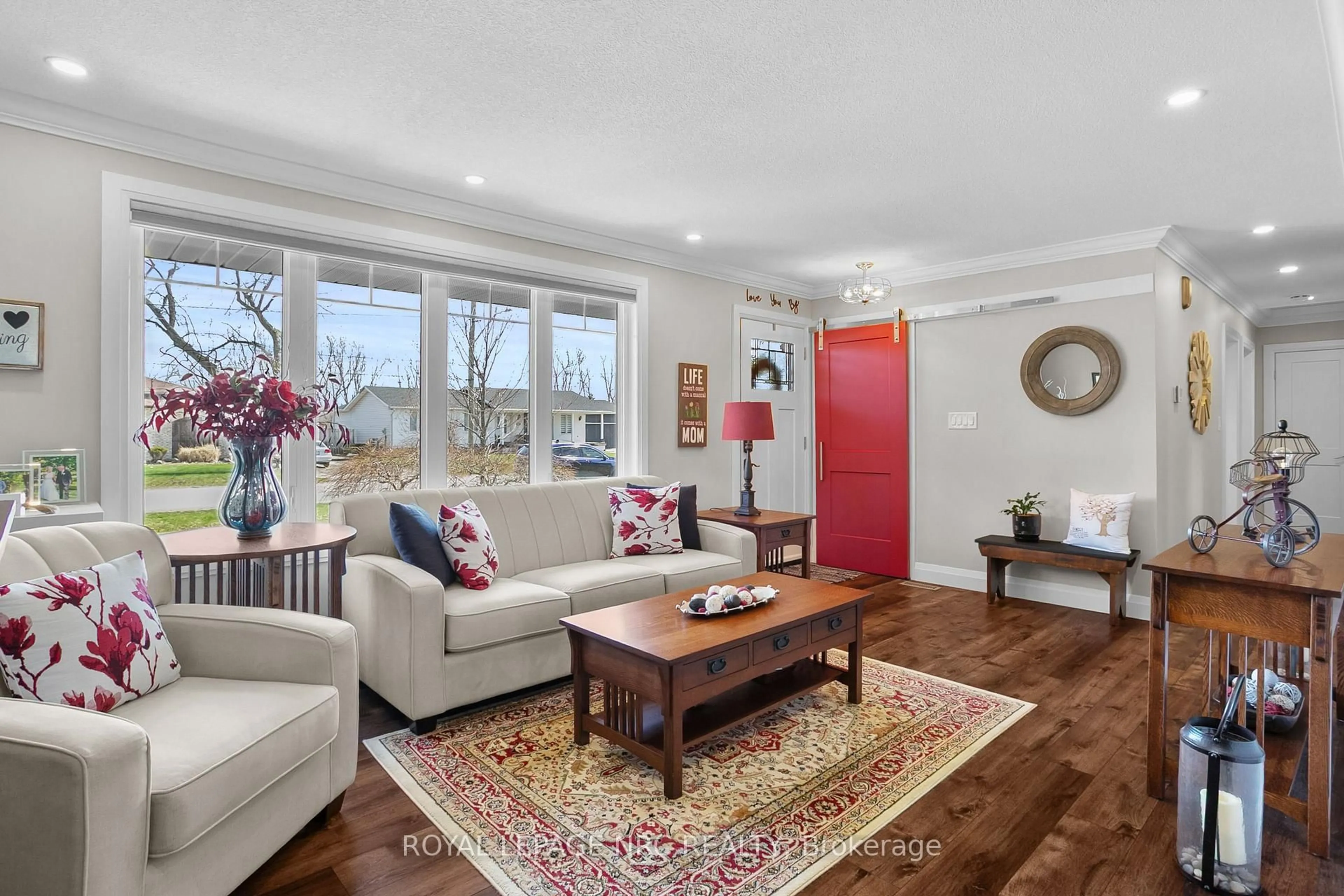 Living room with furniture, wood/laminate floor for 787 Grandview Rd, Fort Erie Ontario L2A 4V6