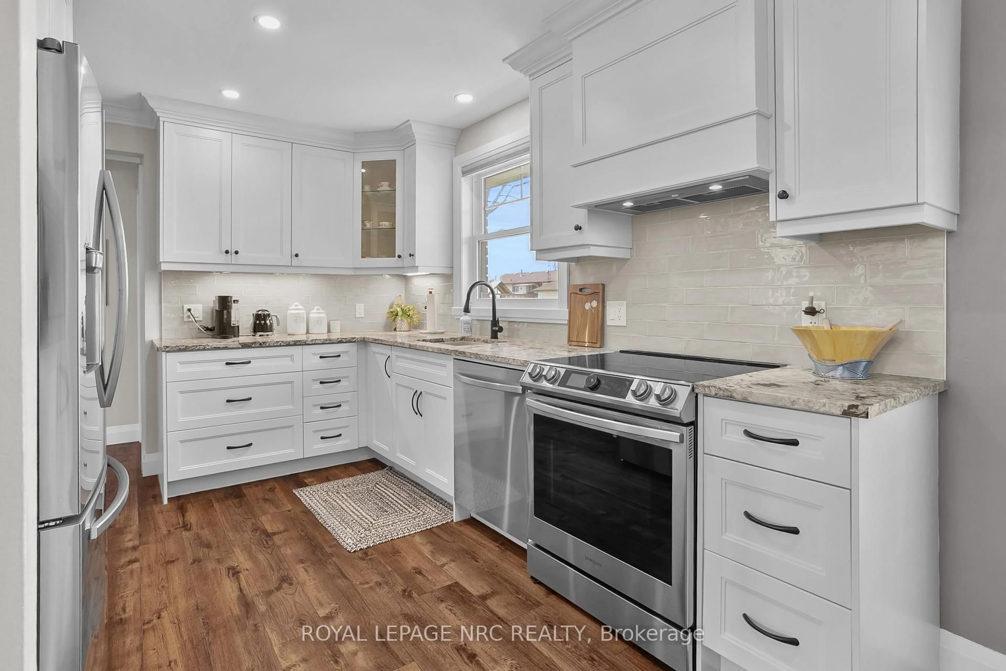 Open concept kitchen, ceramic/tile floor for 787 Grandview Rd, Fort Erie Ontario L2A 4V6