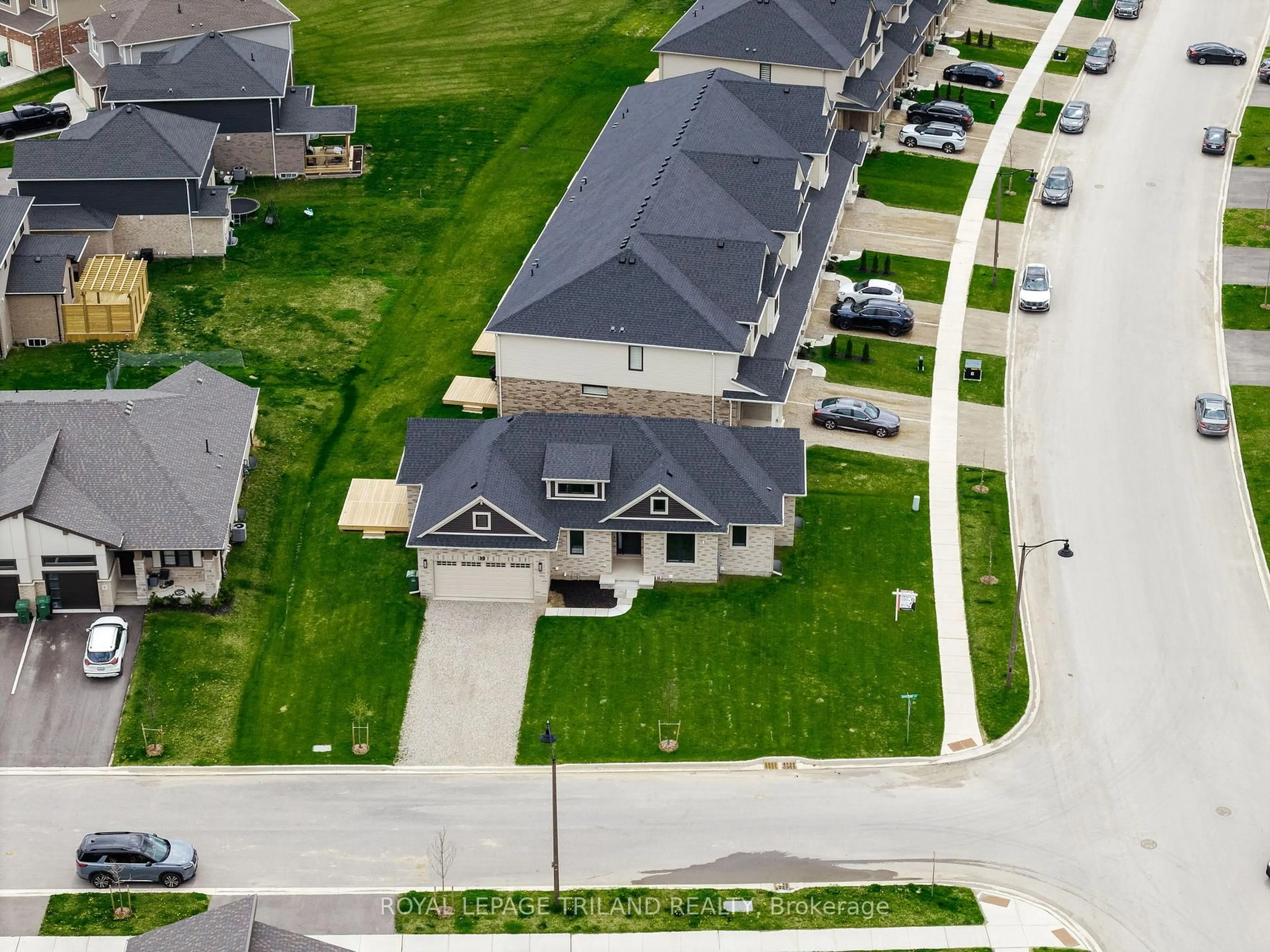 A pic from outside/outdoor area/front of a property/back of a property/a pic from drone, street for 2 Evylean Crt, St. Thomas Ontario N5R 0P6