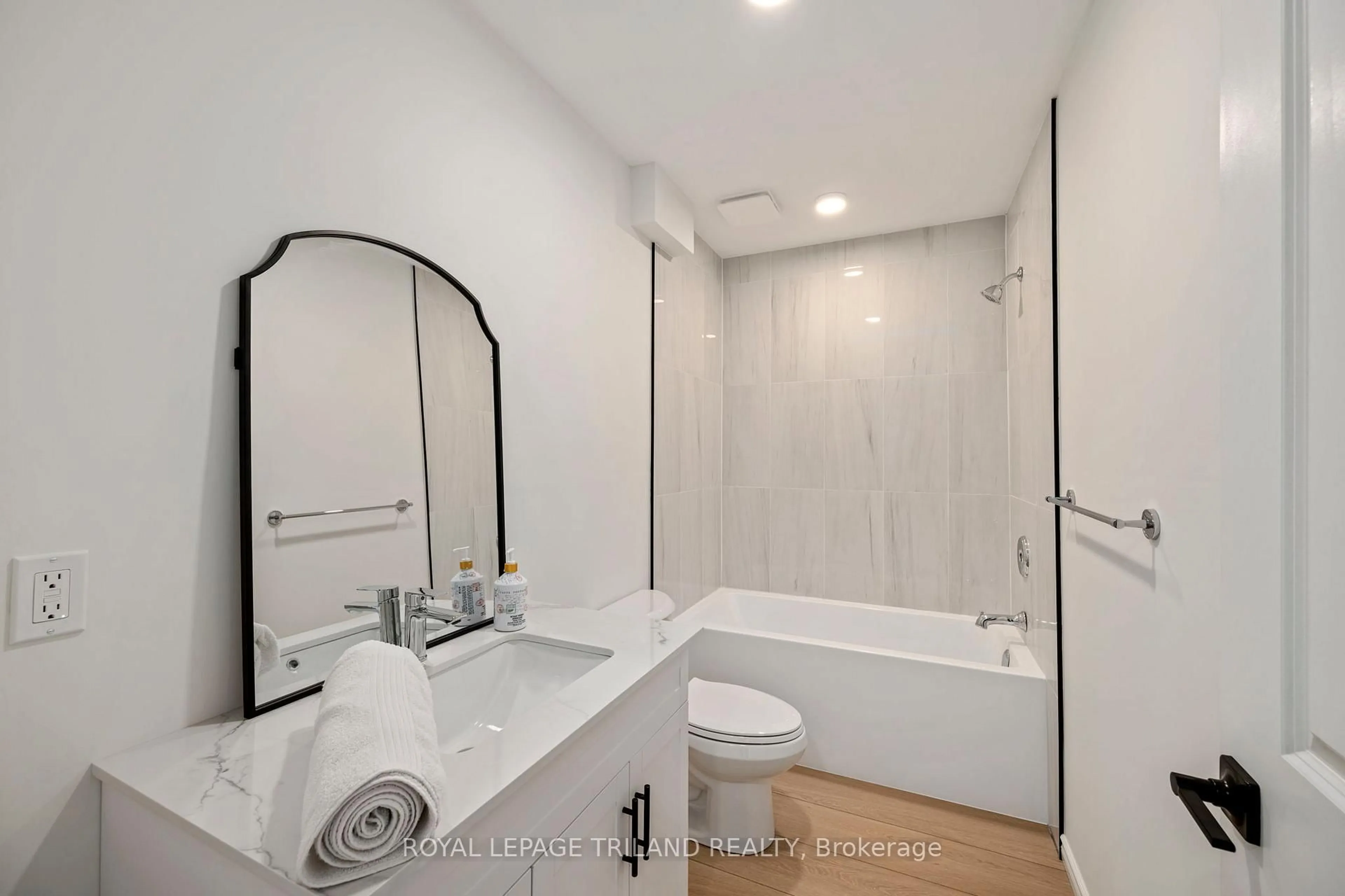 Standard bathroom, ceramic/tile floor for 2 Evylean Crt, St. Thomas Ontario N5R 0P6