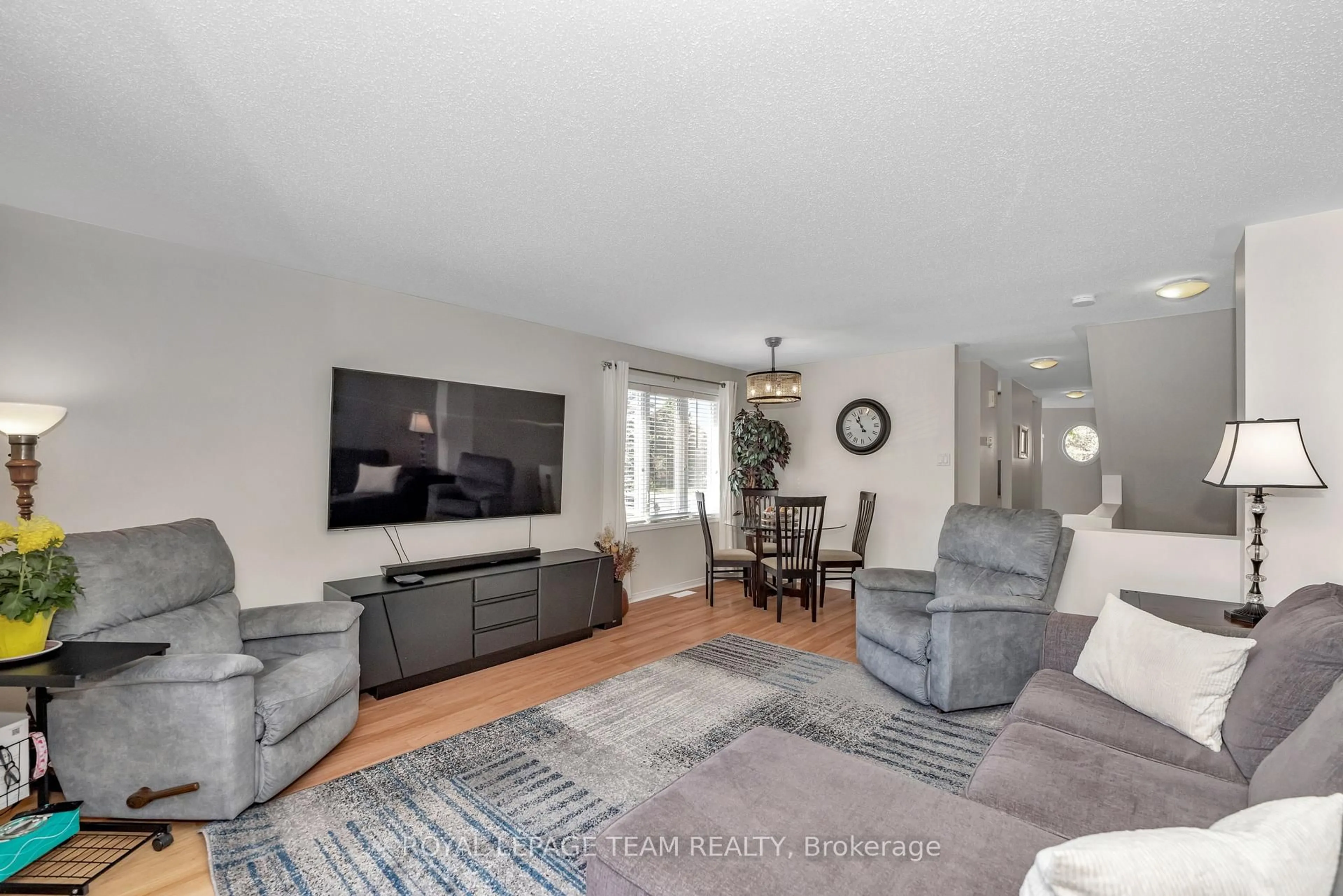 Living room with furniture, unknown for 85 Cresthaven Dr, Ottawa Ontario K2G 6T9