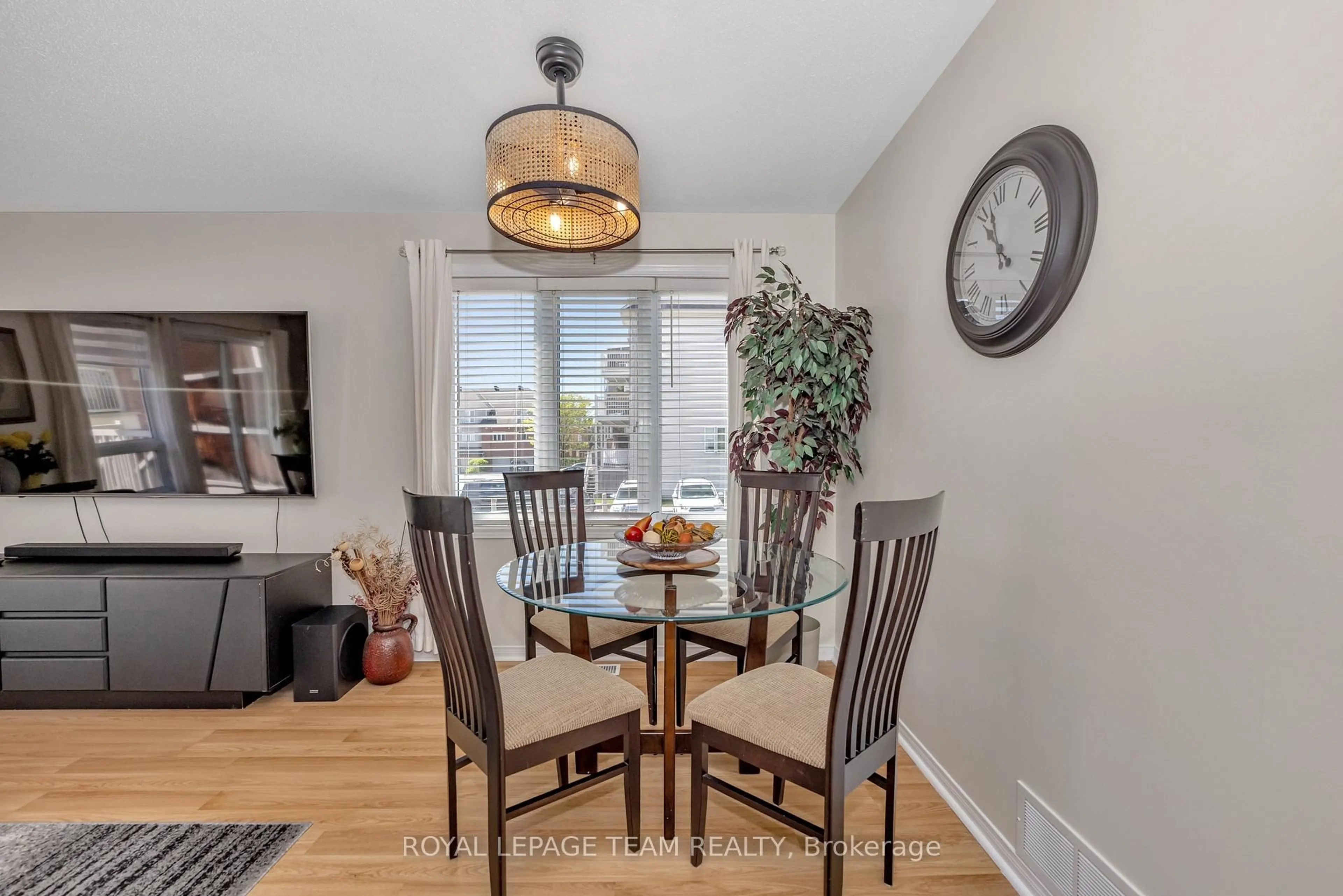 Dining room, wood/laminate floor for 85 Cresthaven Dr, Ottawa Ontario K2G 6T9