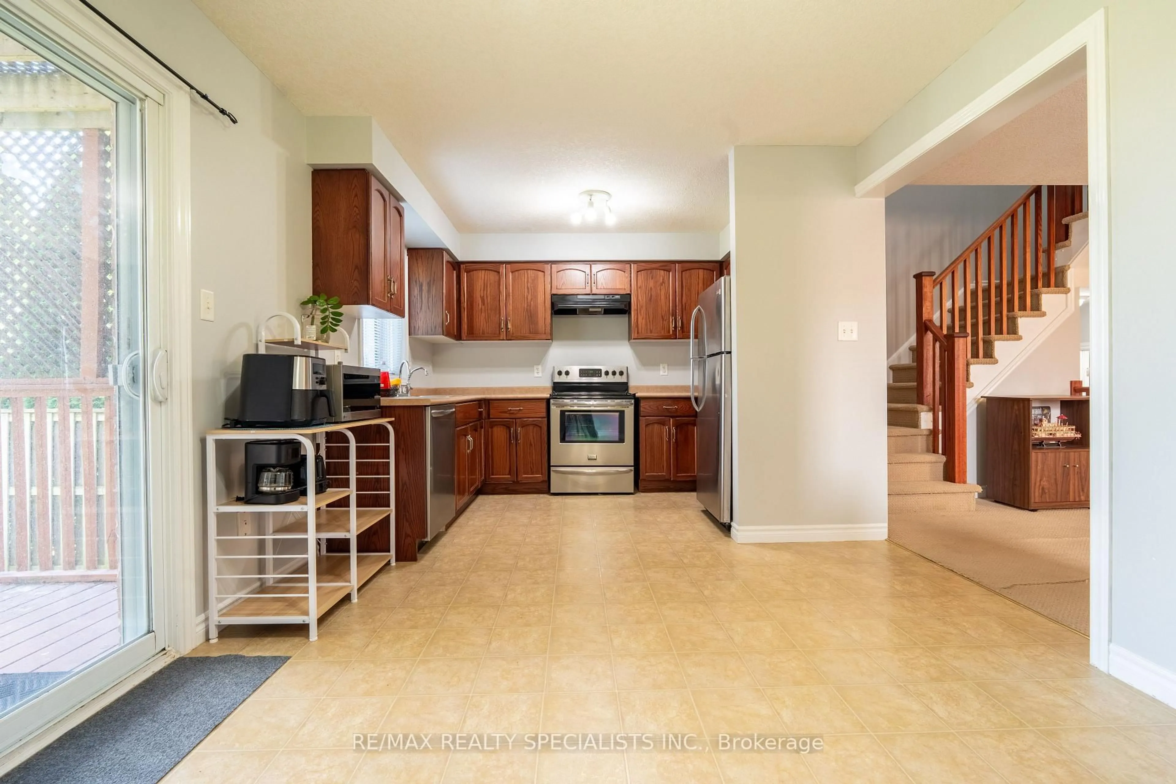 Standard kitchen, ceramic/tile floor for 466 Bronco Cres, Waterloo Ontario N2K 4K9