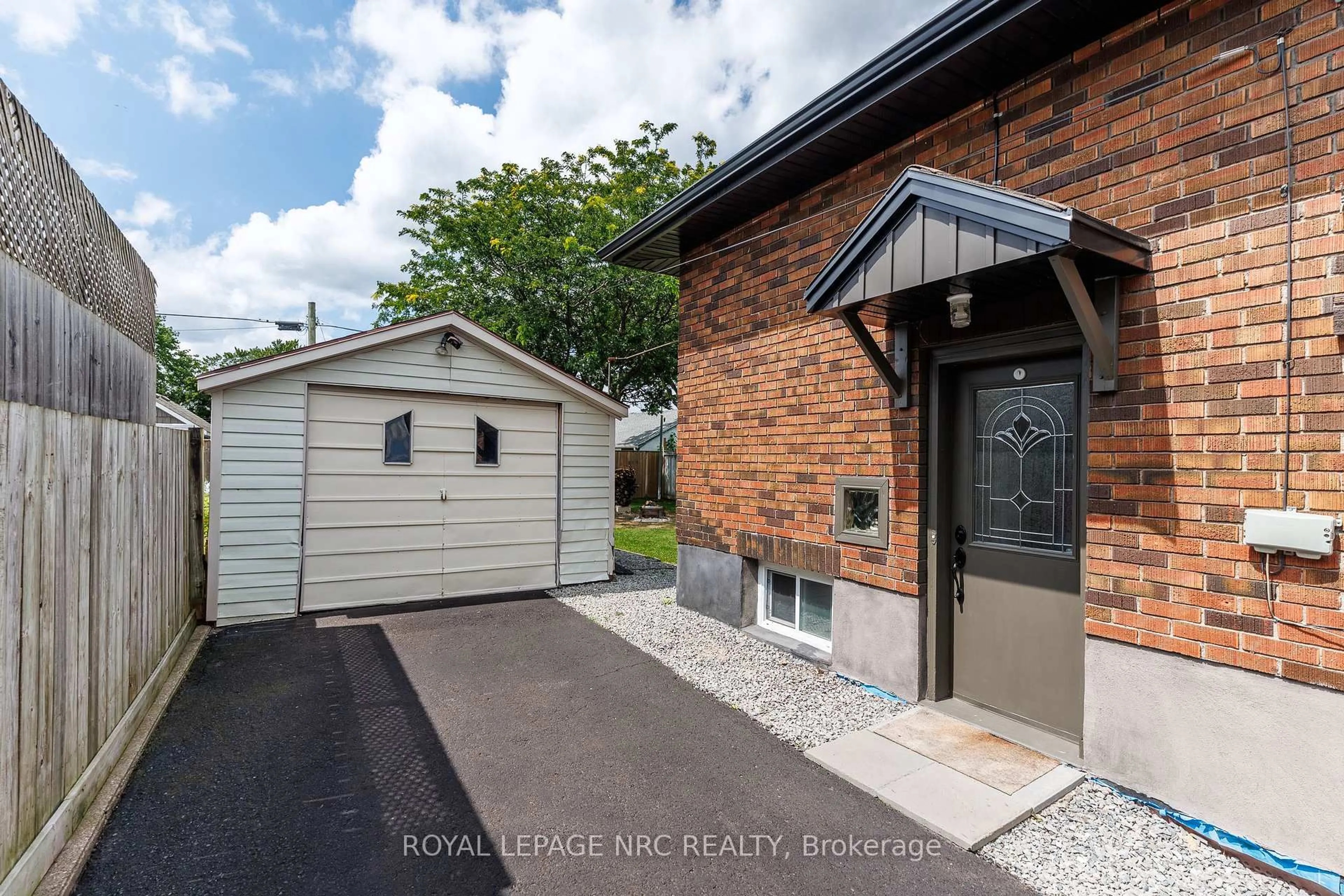 A pic from outside/outdoor area/front of a property/back of a property/a pic from drone, street for 446 Wright St, Welland Ontario L3B 2K5