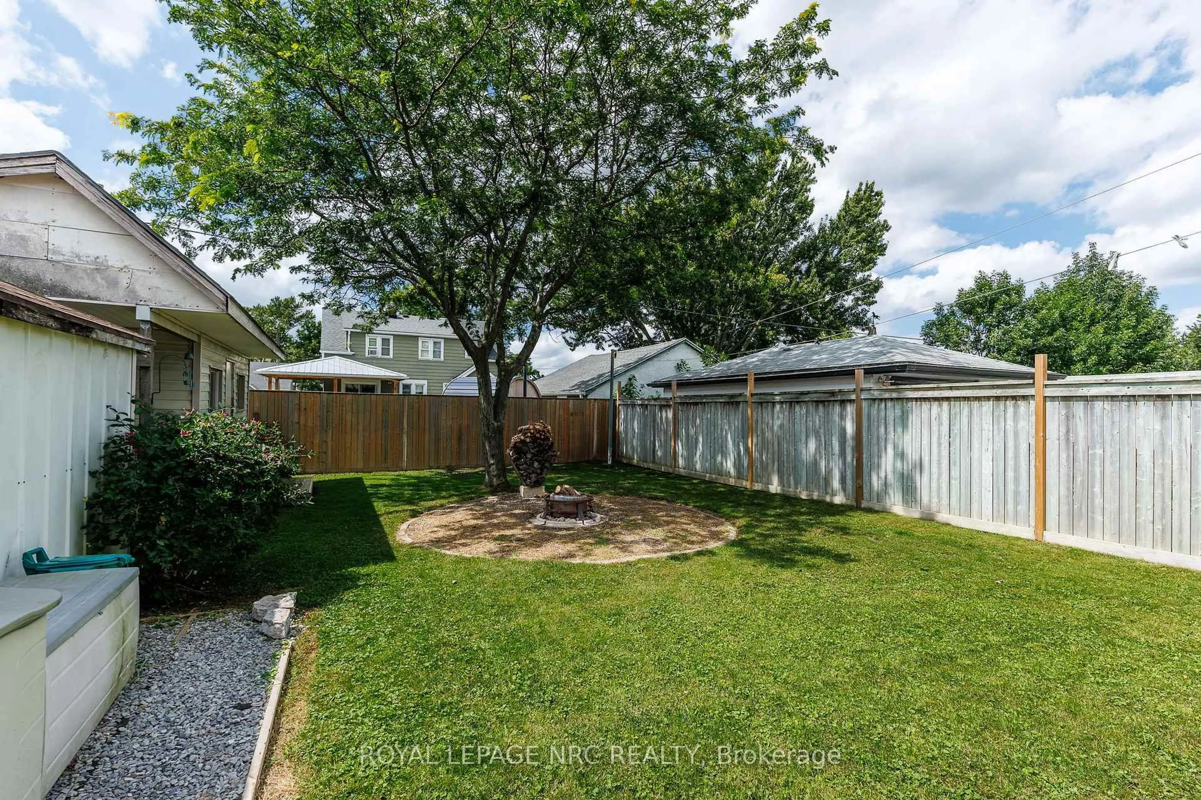 A pic from outside/outdoor area/front of a property/back of a property/a pic from drone, street for 446 Wright St, Welland Ontario L3B 2K5