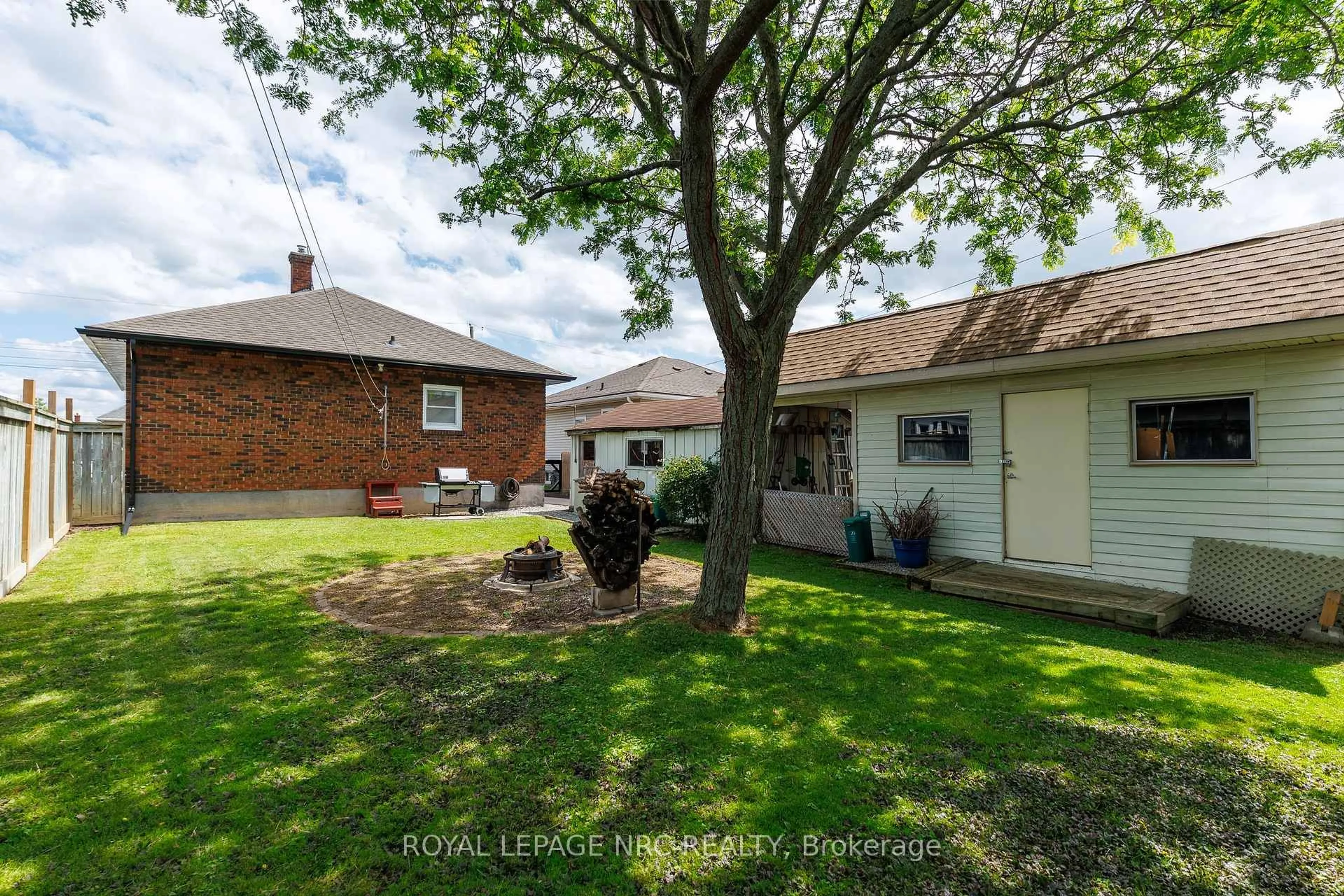A pic from outside/outdoor area/front of a property/back of a property/a pic from drone, street for 446 Wright St, Welland Ontario L3B 2K5