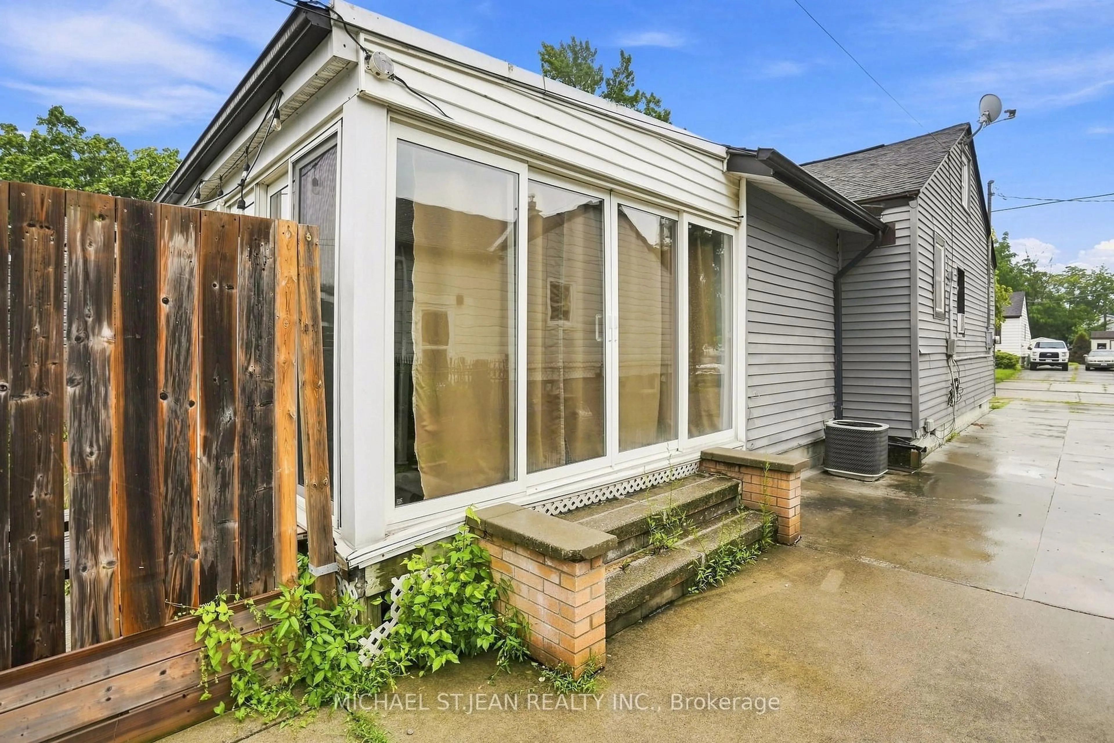 Patio, street for 4 Hilda St, St. Catharines Ontario L2S 1Z8
