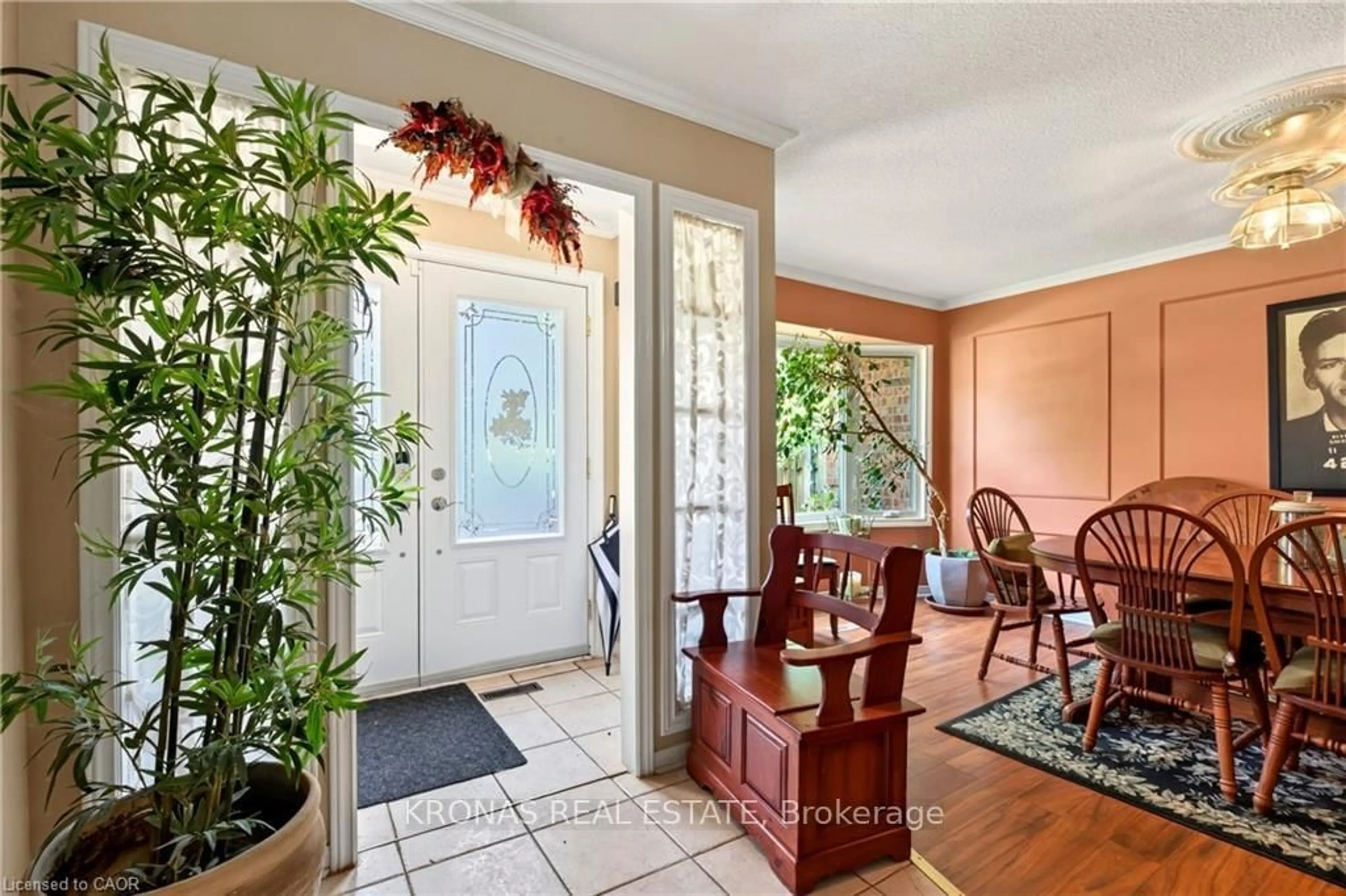 Indoor entryway for 376 Melanie Cres, Hamilton Ontario L9G 4B2