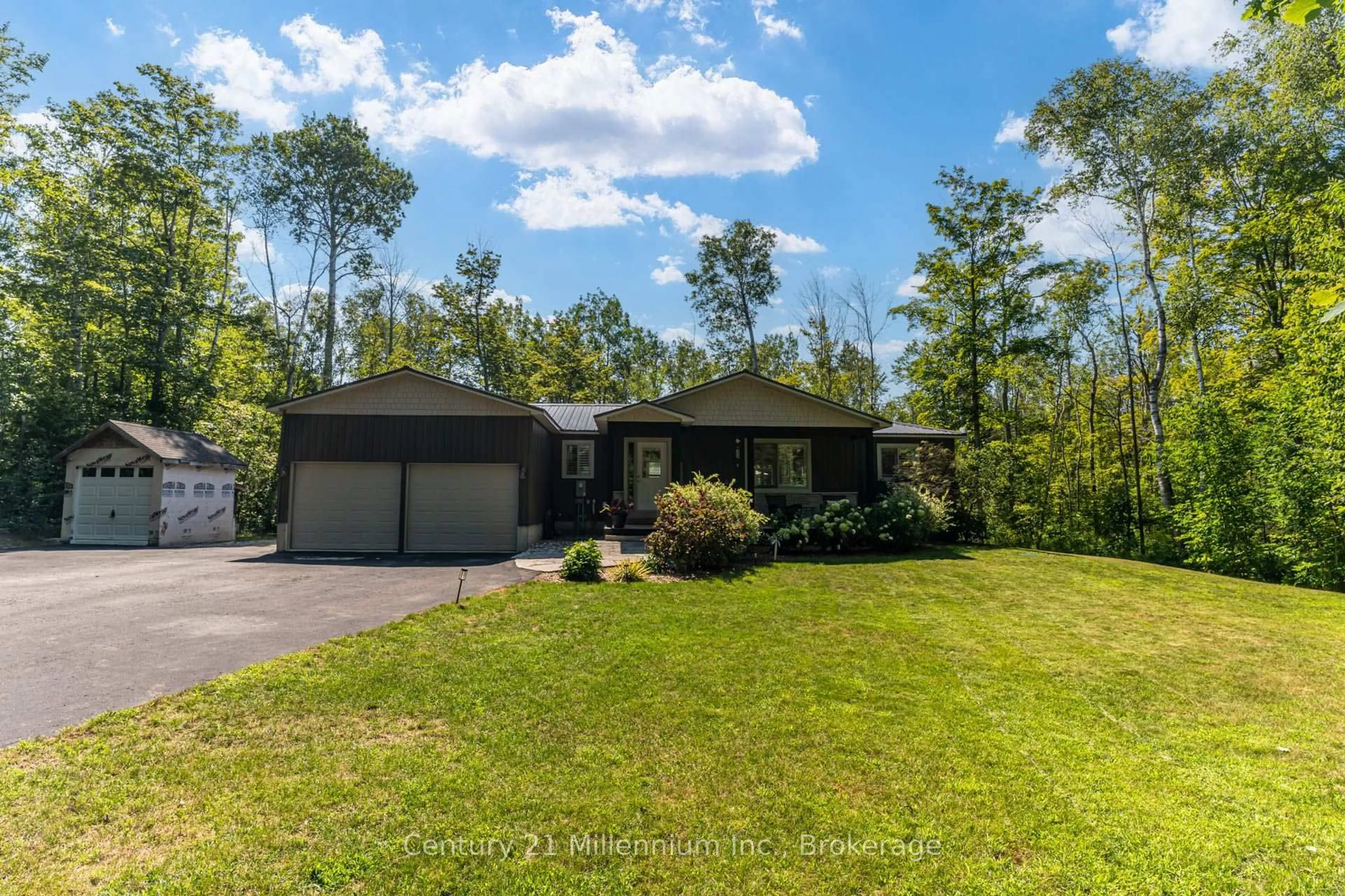 A pic from outside/outdoor area/front of a property/back of a property/a pic from drone, water/lake/river/ocean view for 117 Rolling Hills Dr, South Bruce Peninsula Ontario N0H 2T0