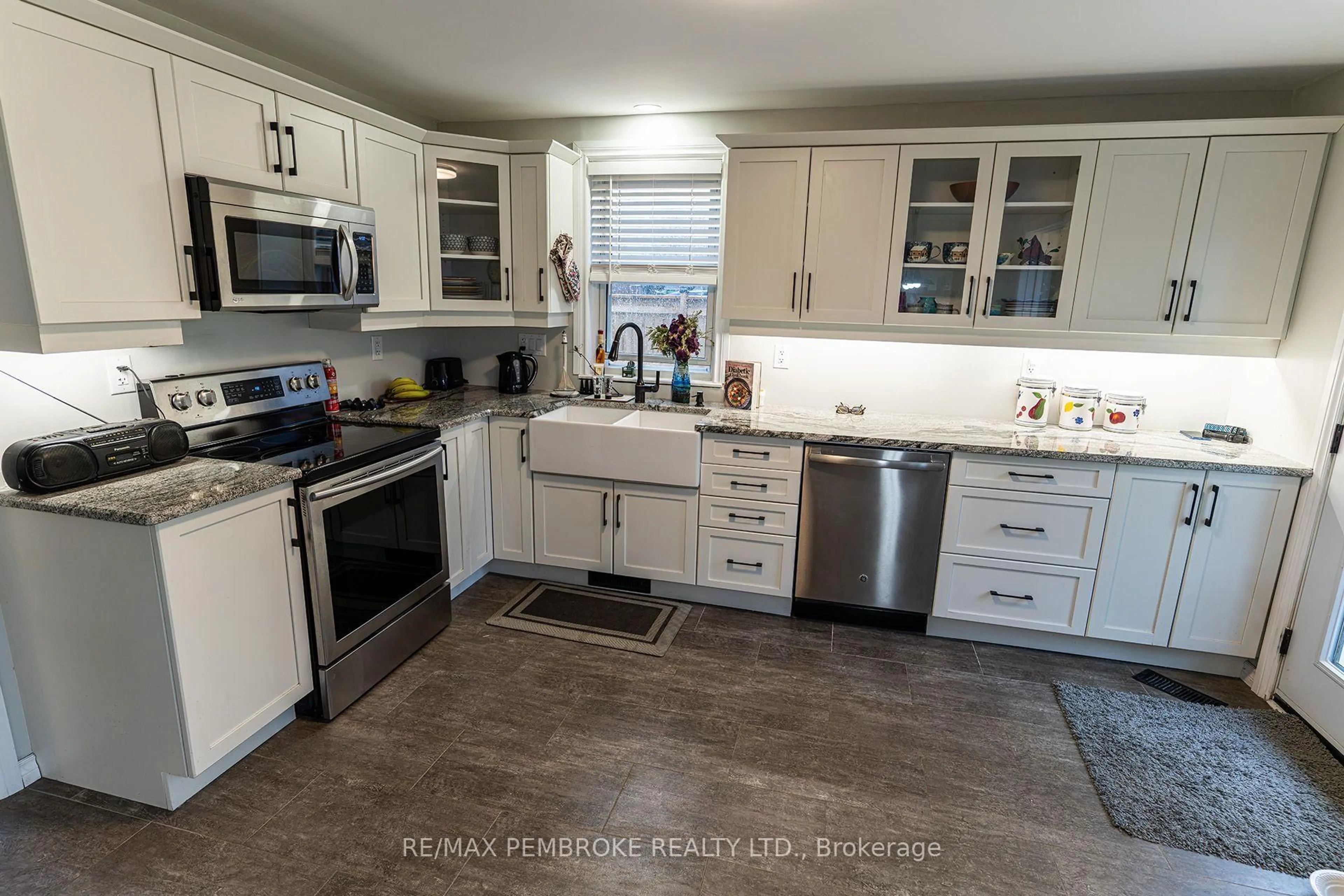 Standard kitchen, ceramic/tile floor for 496 Wilbert St, Pembroke Ontario K8A 3G6