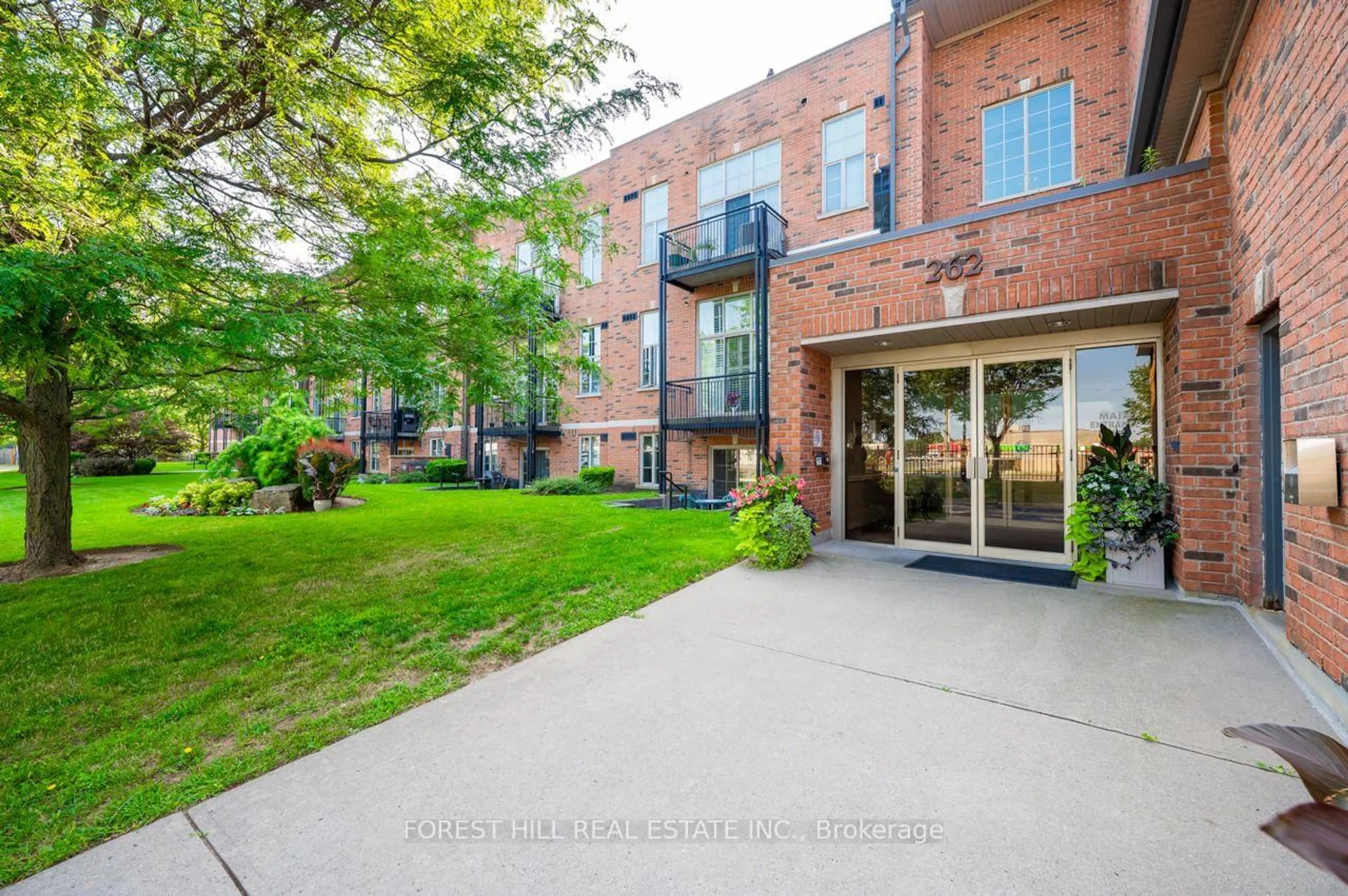 Patio, building for 262 Dundas St #102, Hamilton Ontario L9B 1A9