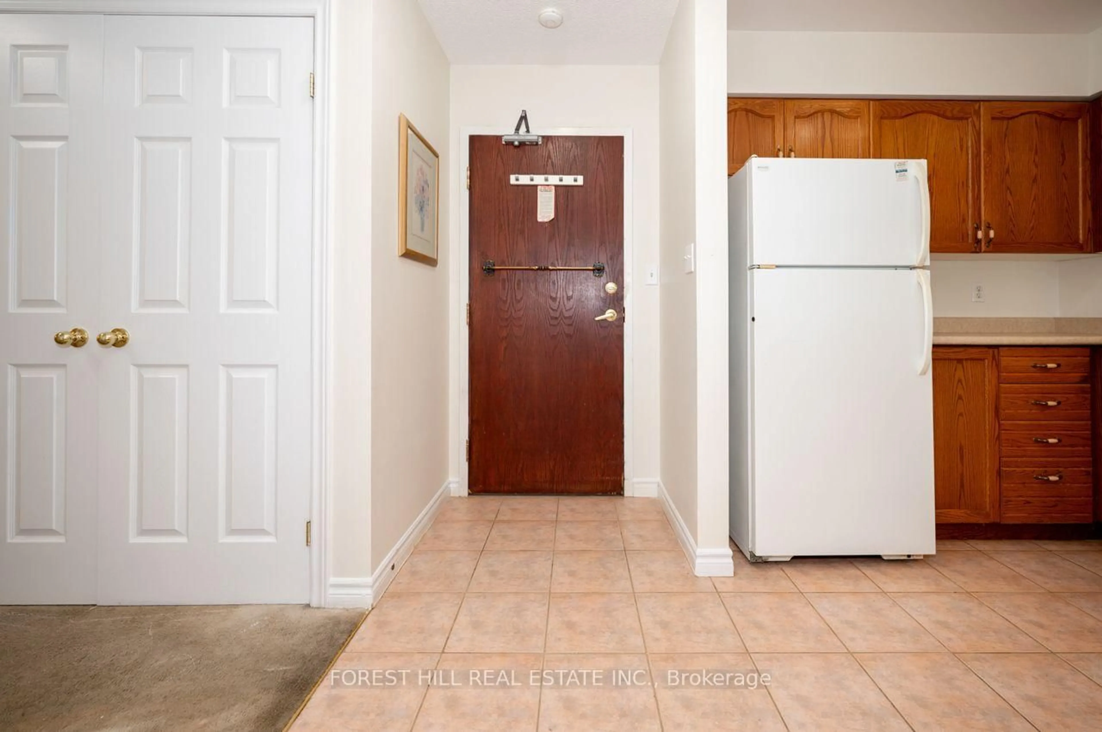 Indoor entryway for 262 Dundas St #102, Hamilton Ontario L9B 1A9