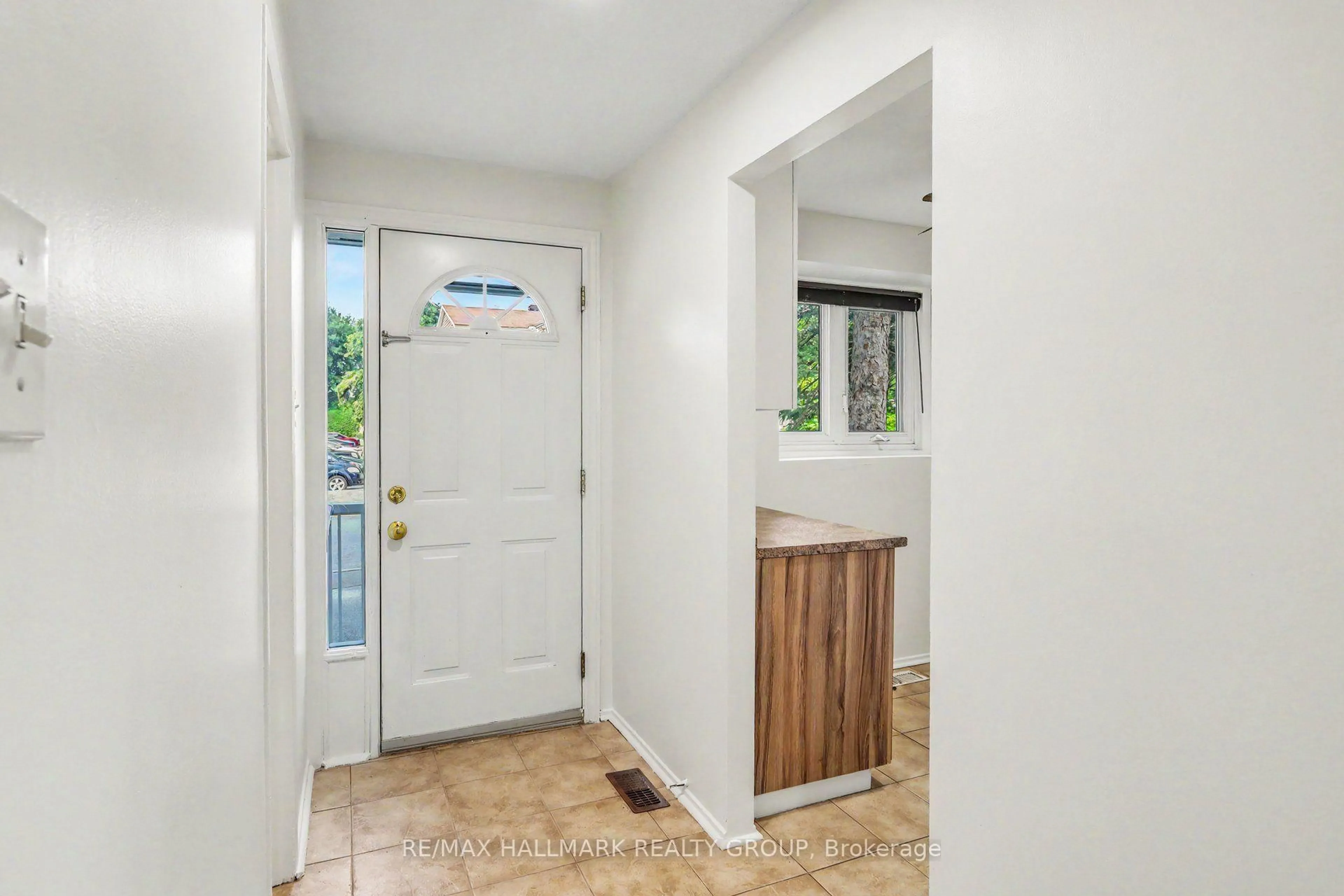 Indoor entryway for 1747A Lamoureux Dr, Ottawa Ontario K1E 2N3