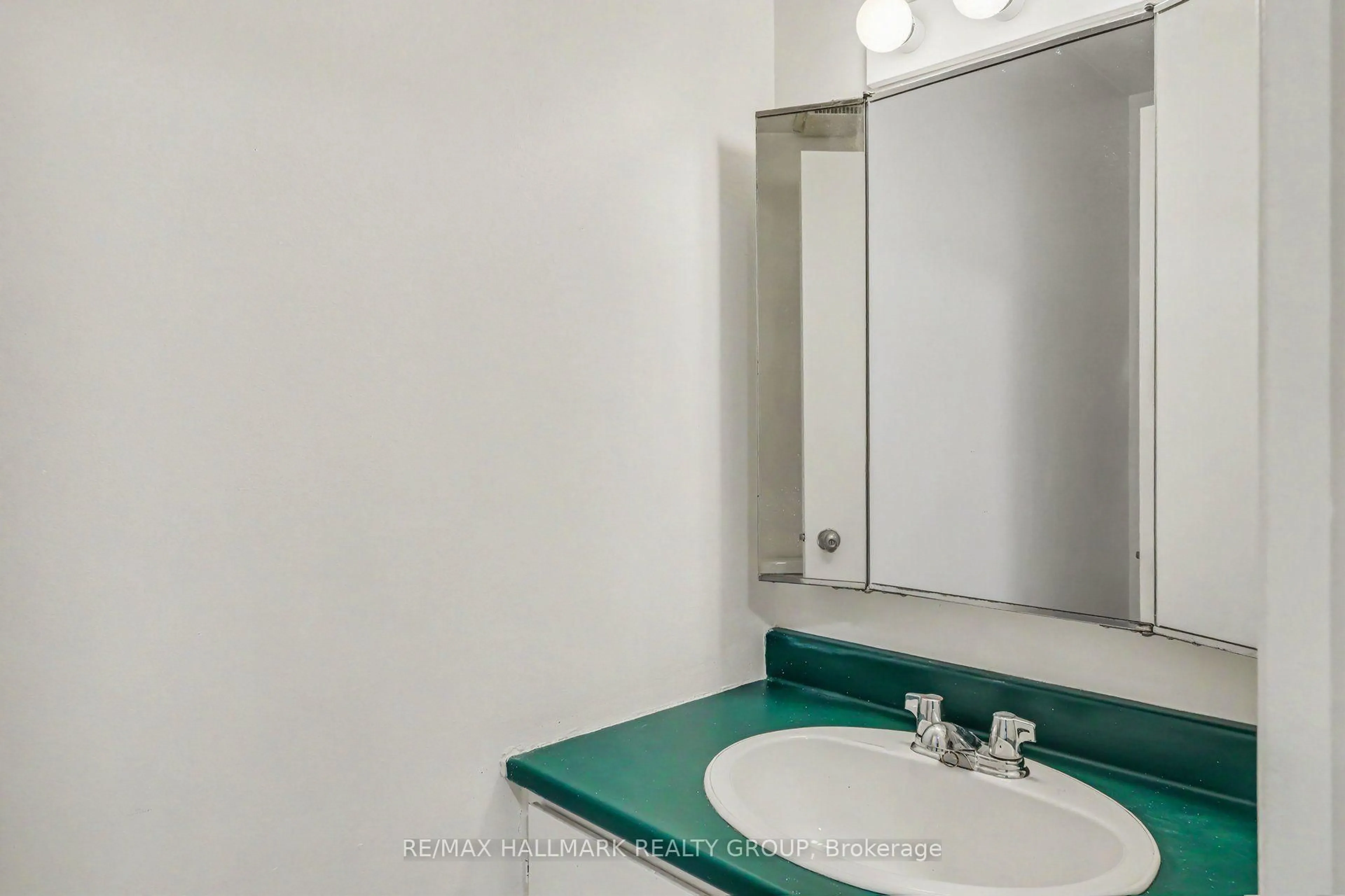 Standard bathroom, unknown for 1747A Lamoureux Dr, Ottawa Ontario K1E 2N3